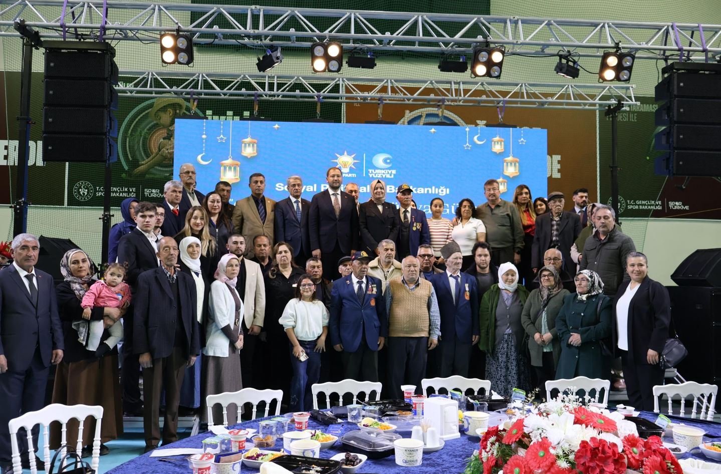 Fatma Betül Sayan Kaya iftar programında konuşma yapıyor