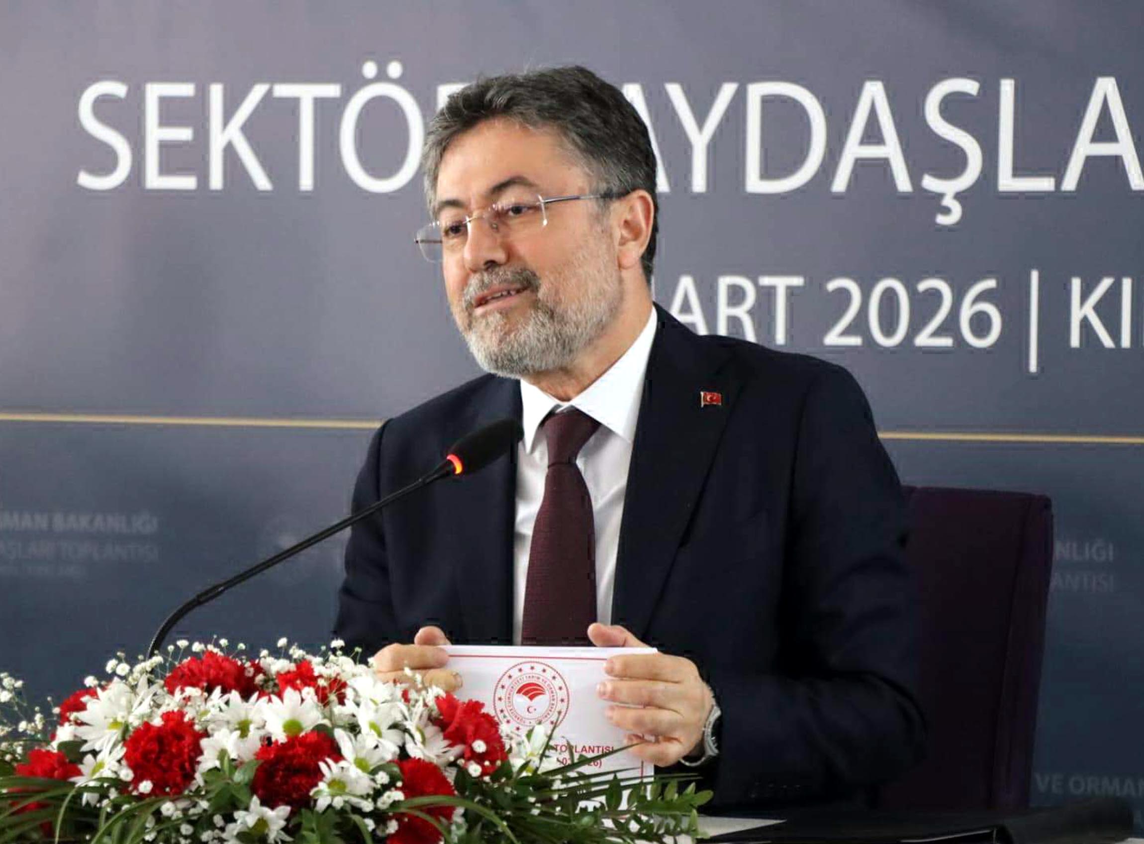 Bakan Yumaklı Kırklareli Belediye Başkanı Derya Bulut ile görüşüyor