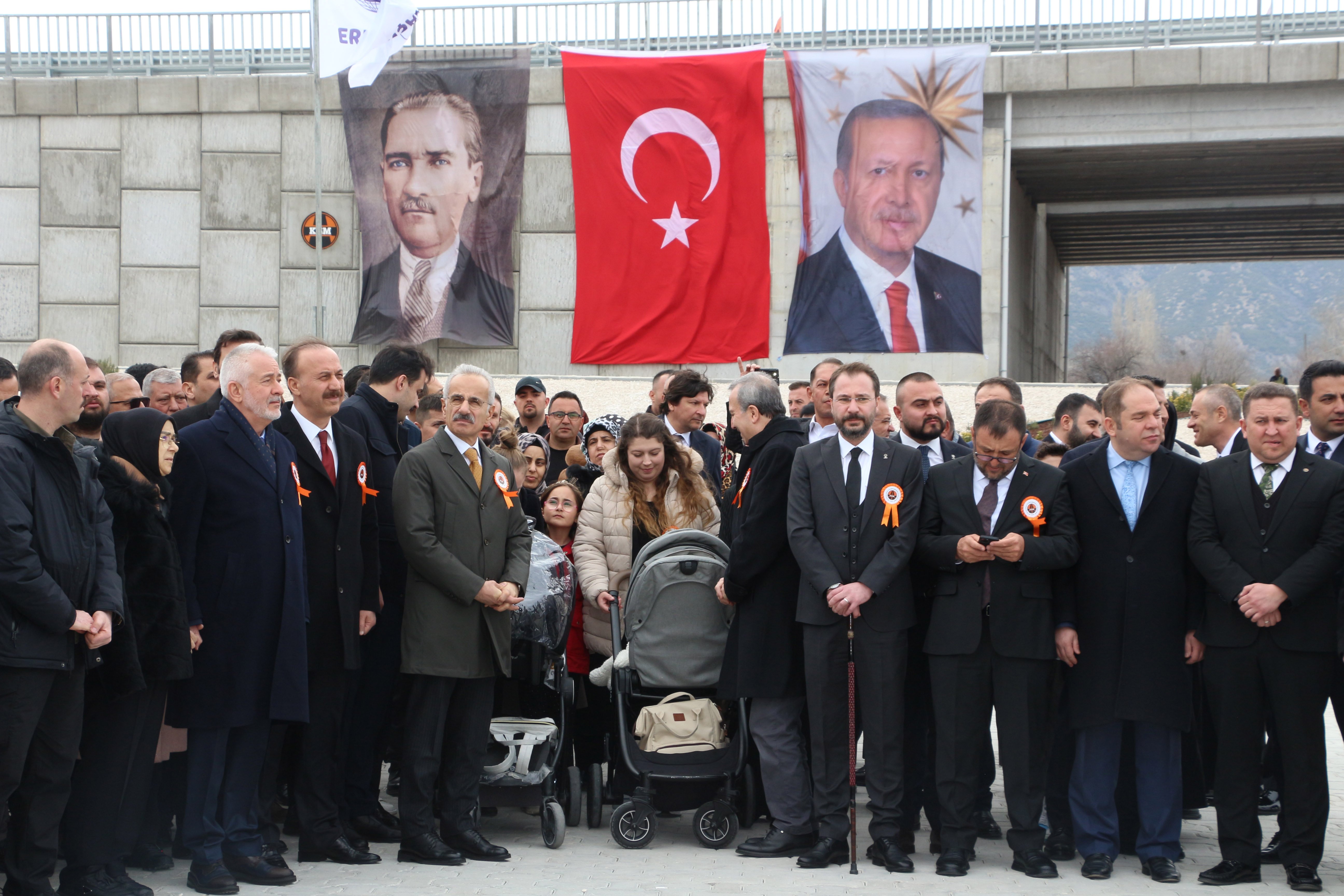 Bakan Uraloğlu ve beraberindekiler açılış kurdelesini kesiyor