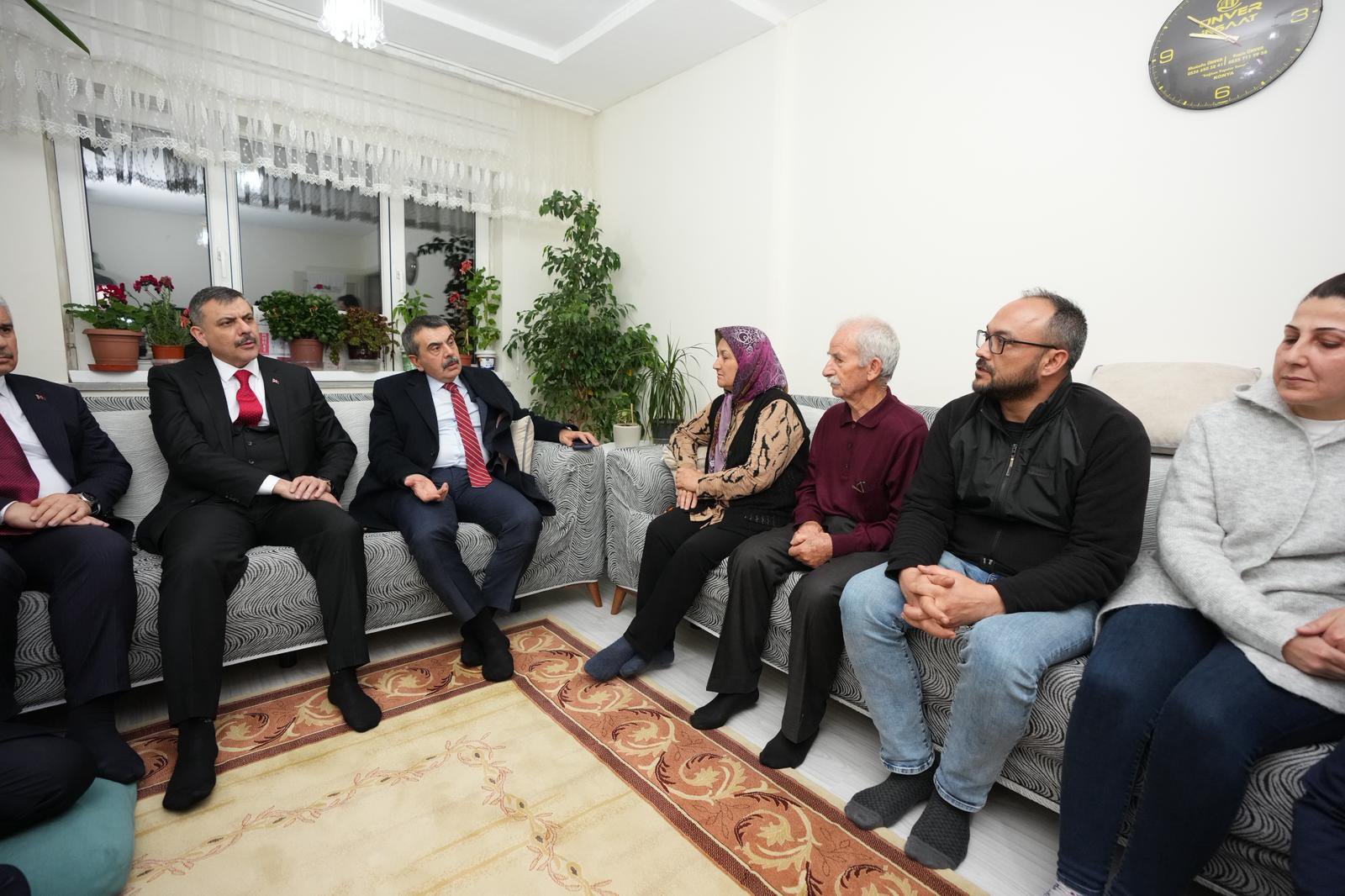 Bakanlar Tekin ve Çiftçi Fatma Nur Çelik ailesine taziyede bulunuyor