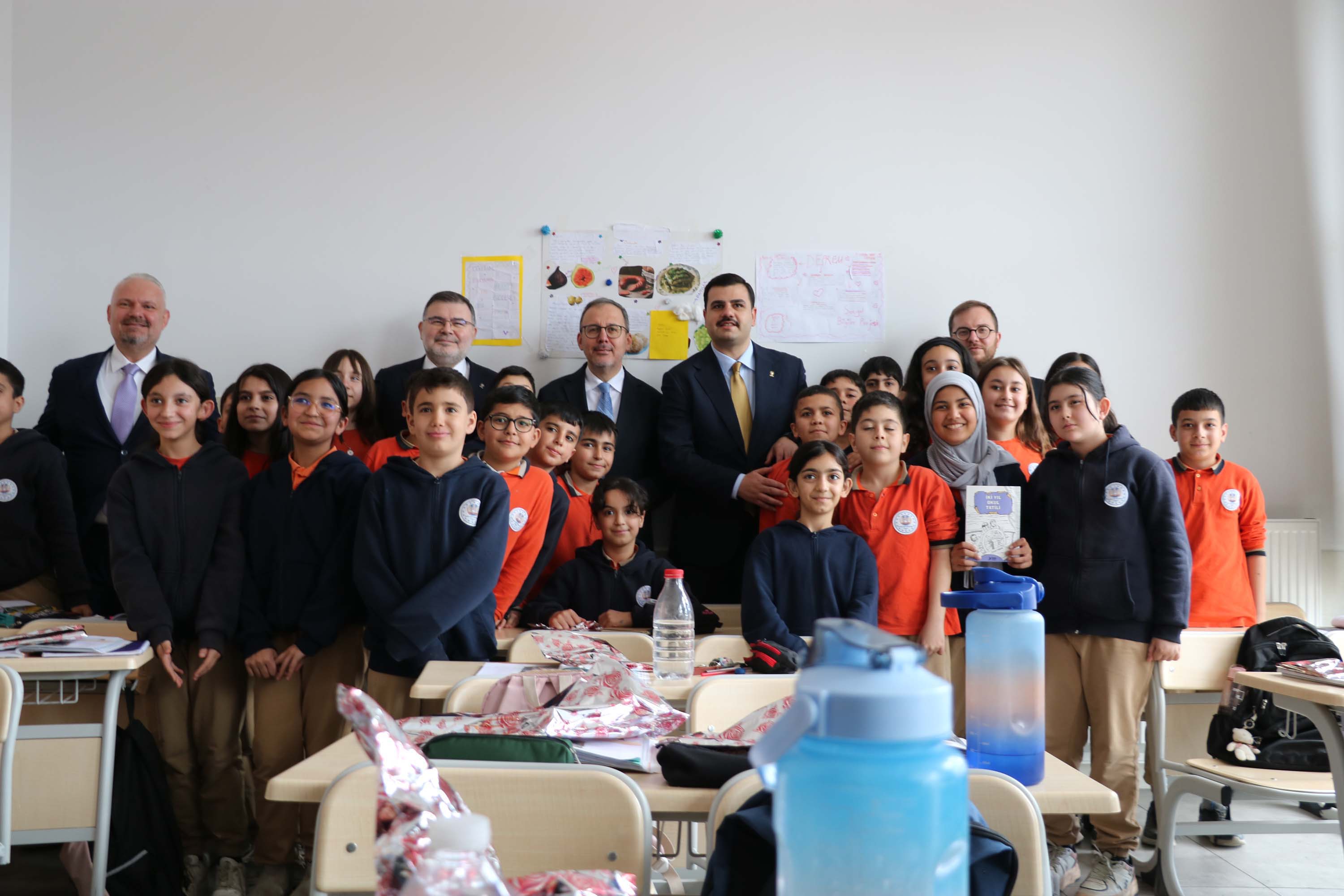 AK Parti Genel Sekreteri Eyyüp Kadir İnan konuşma yapıyor