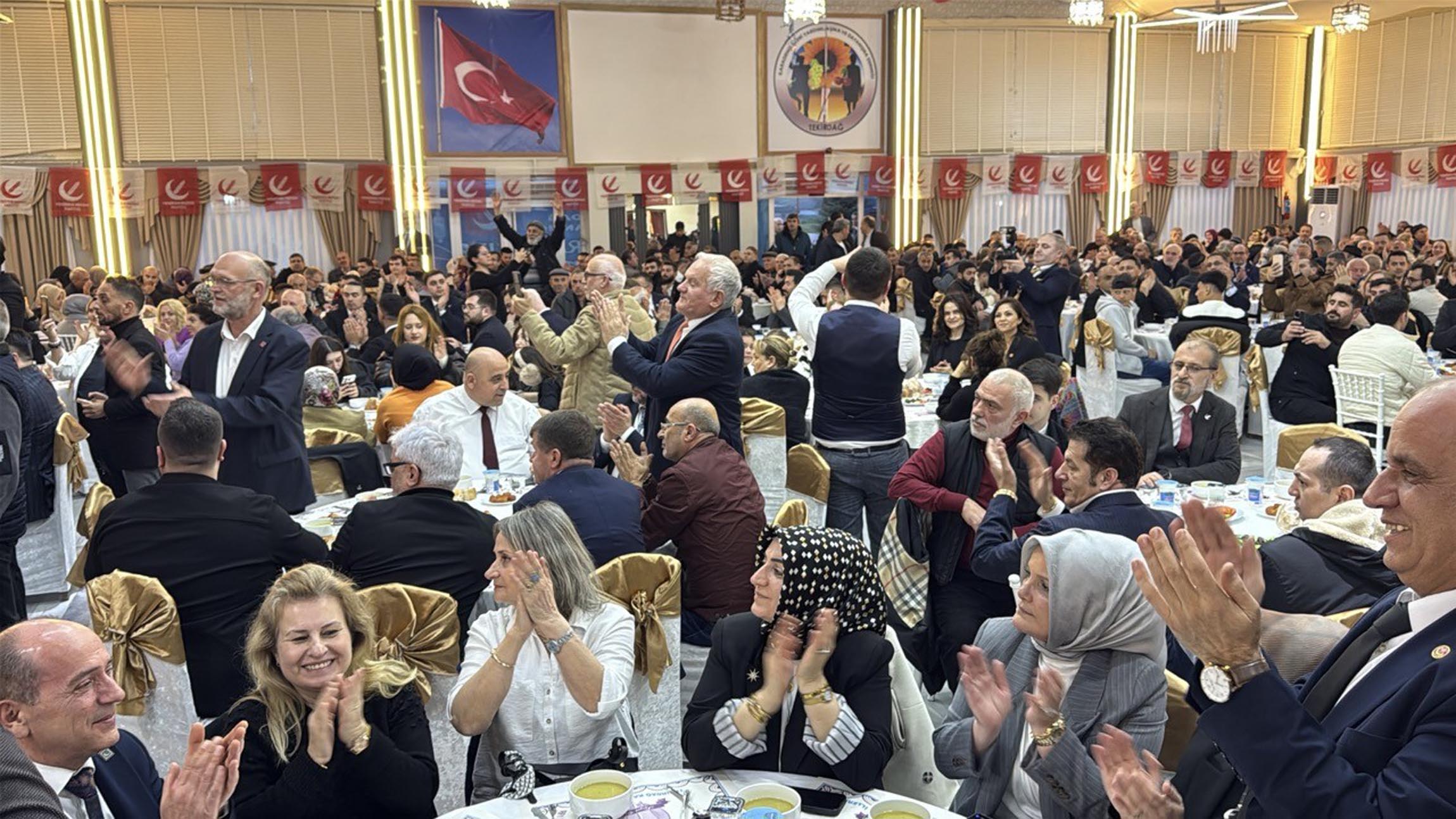 Fatih Erbakan partililerle hatıra fotoğrafı