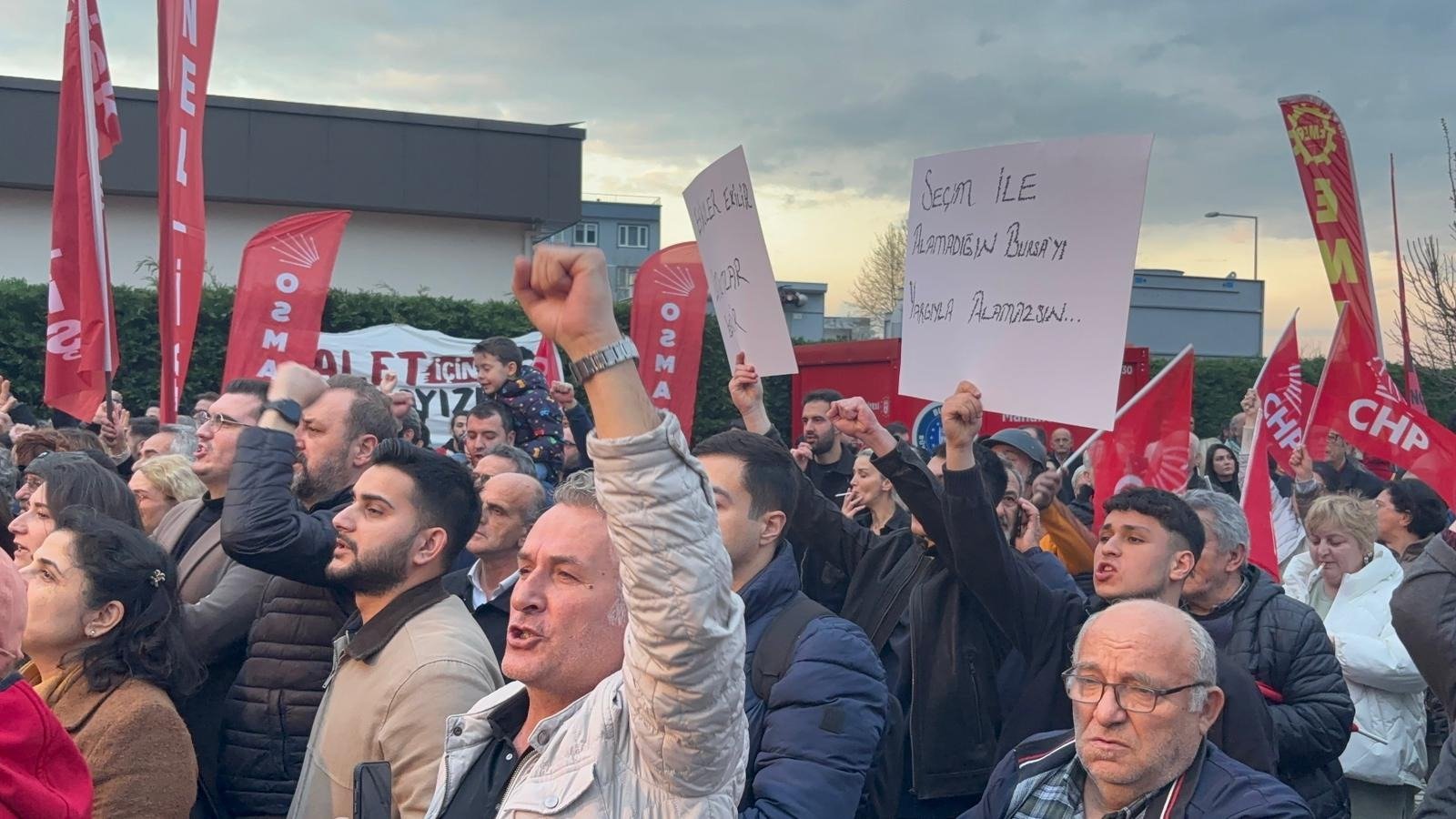Bursa Büyükşehir Belediye Başkanı Mustafa Bozbey gözaltı protestosu