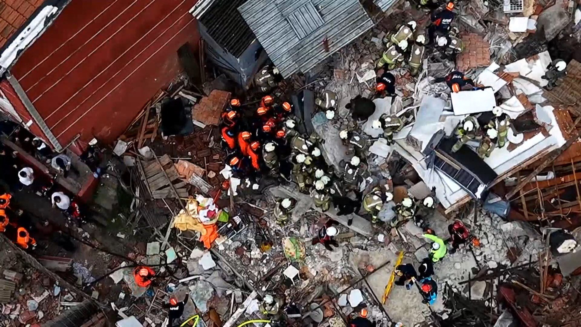 Fatih bina çökmesi arama kurtarma çalışmaları