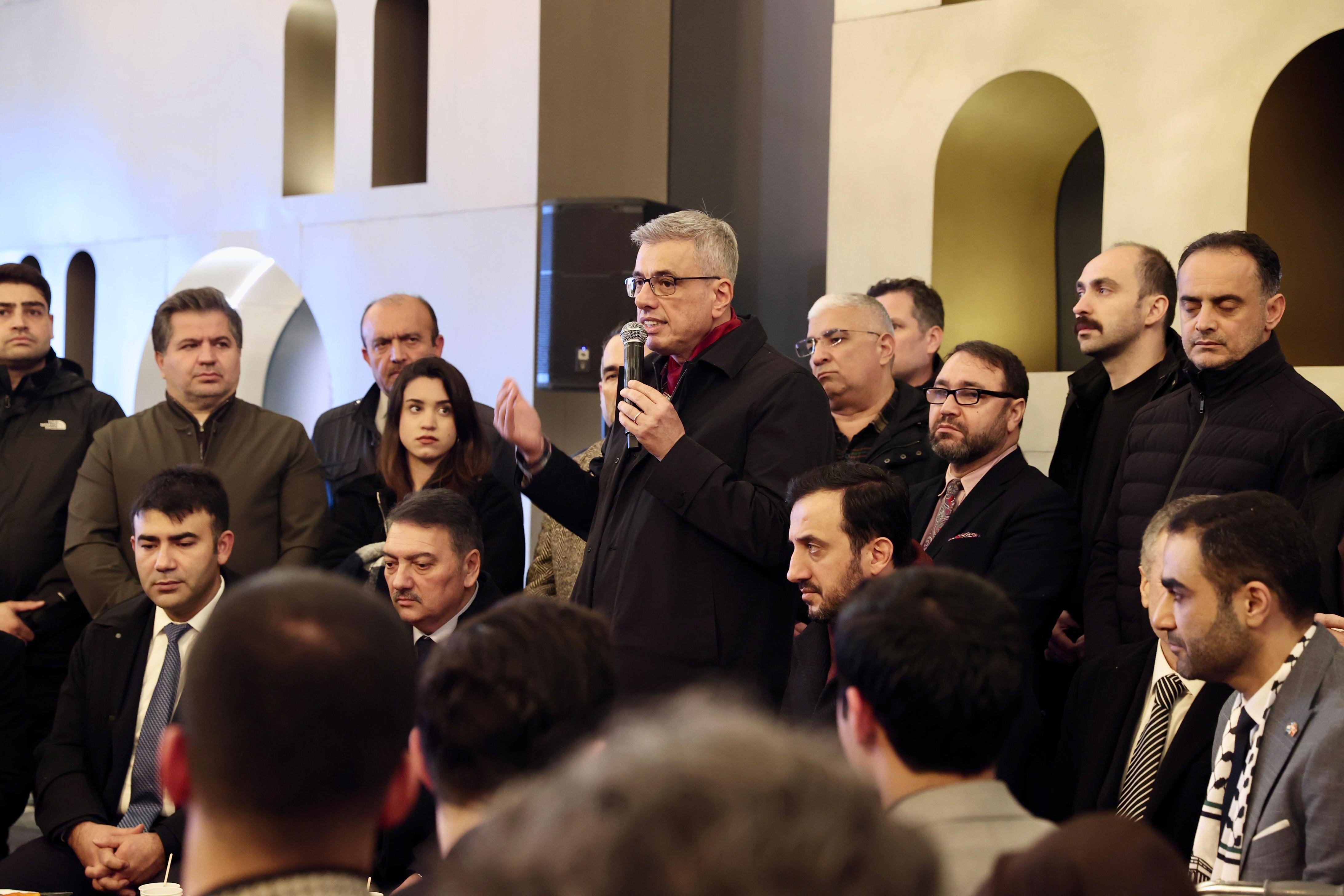 Sağlık Bakanı Kemal Memişoğlu katılımcılarla sohbet ediyor