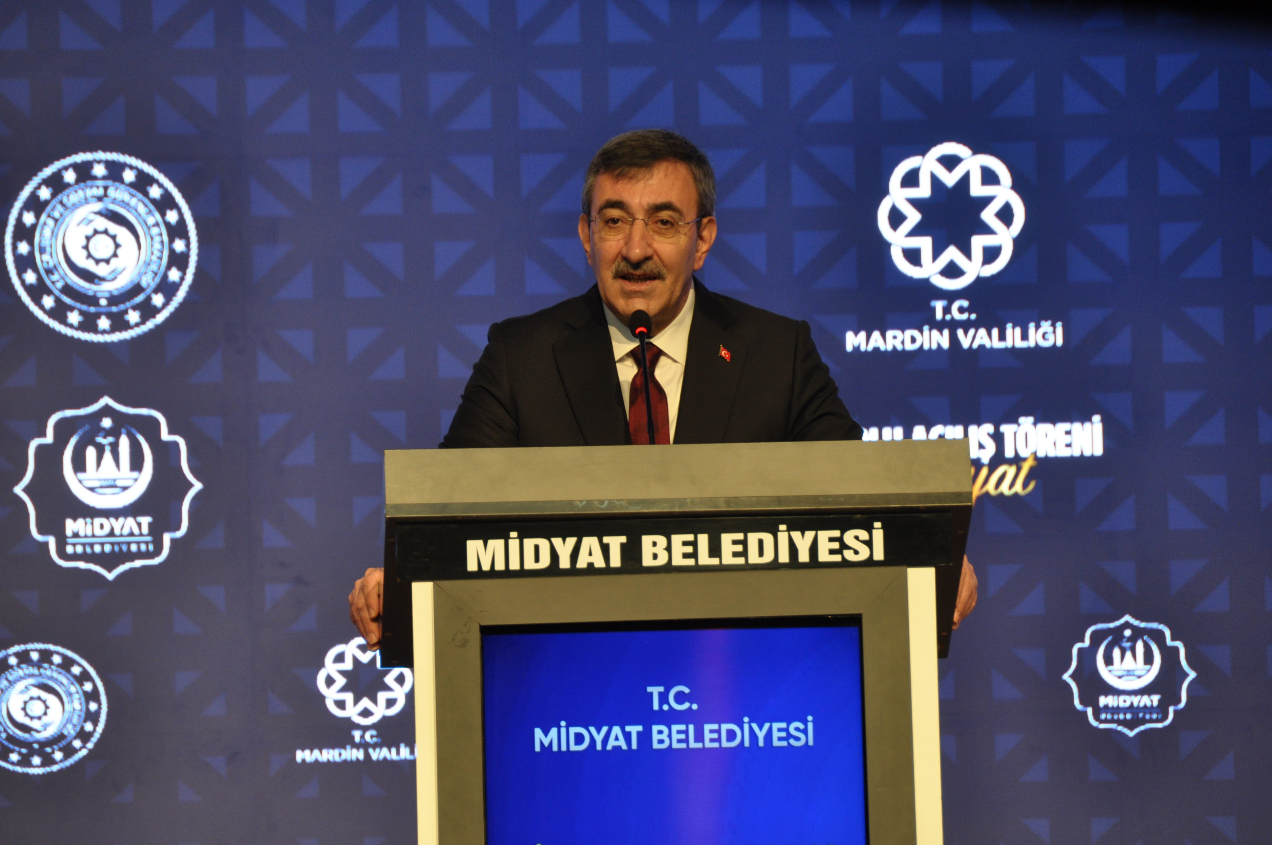 Vedat Işıkhan konuşma yapıyor