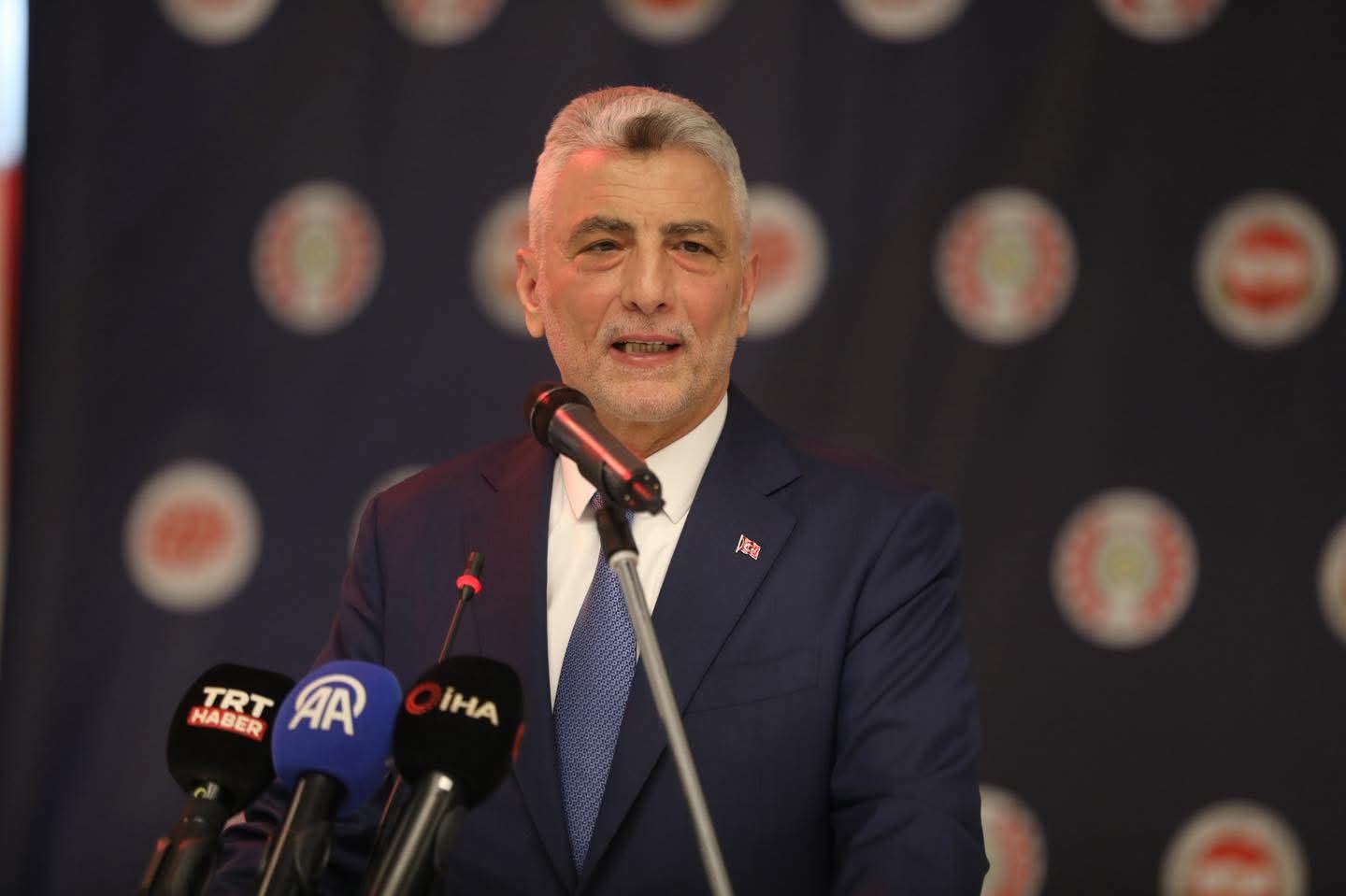 Bakan Bolat programa katılanlarla