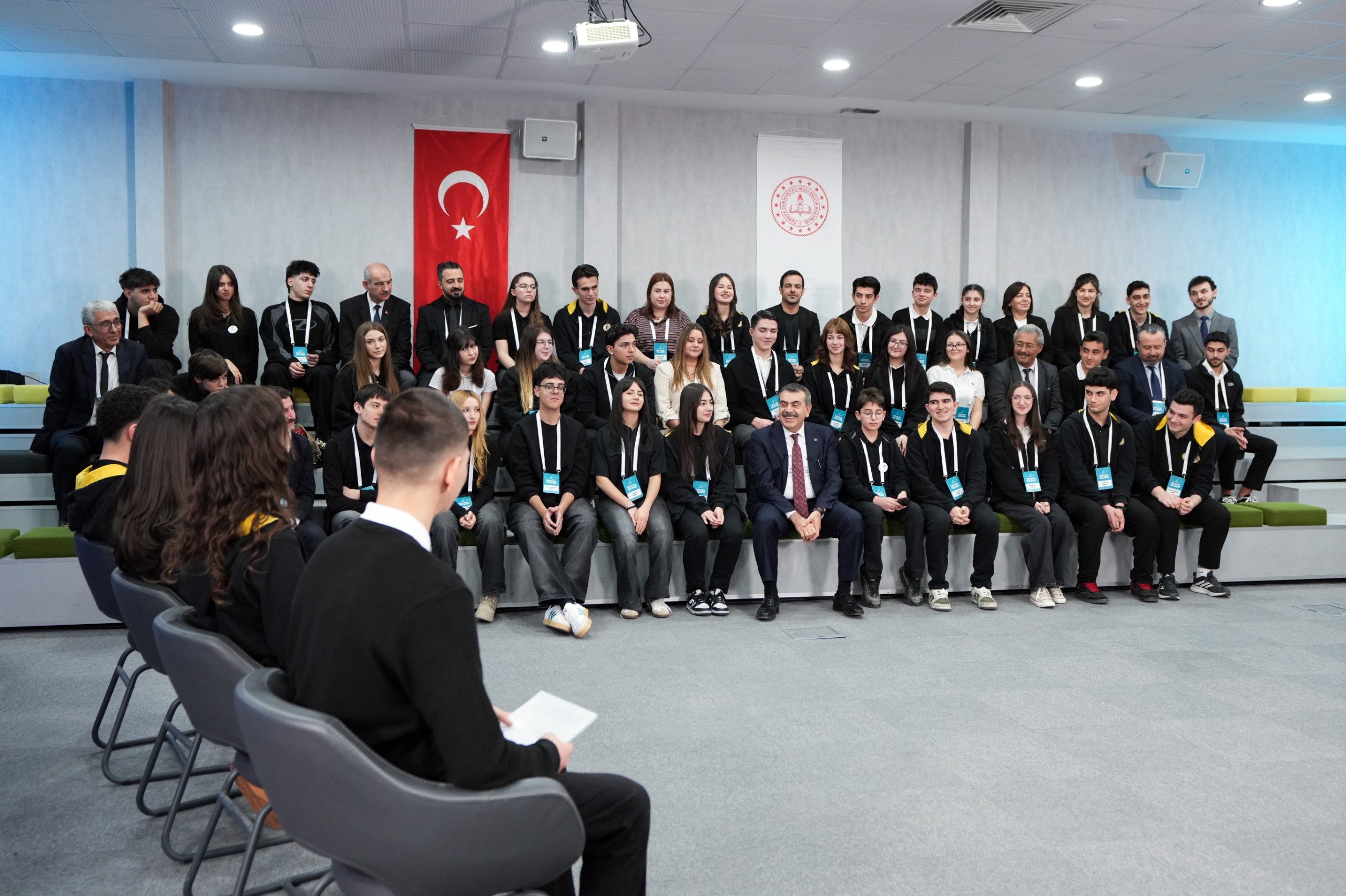 Bakan Tekin öğrencilerle bir arada