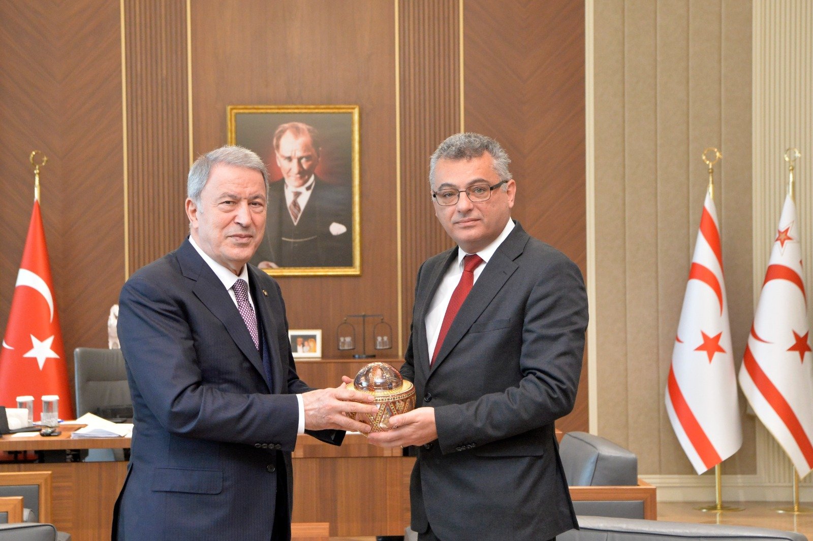 KKTC Cumhurbaşkanı Erhürman Hulusi Akar hediye takdimi