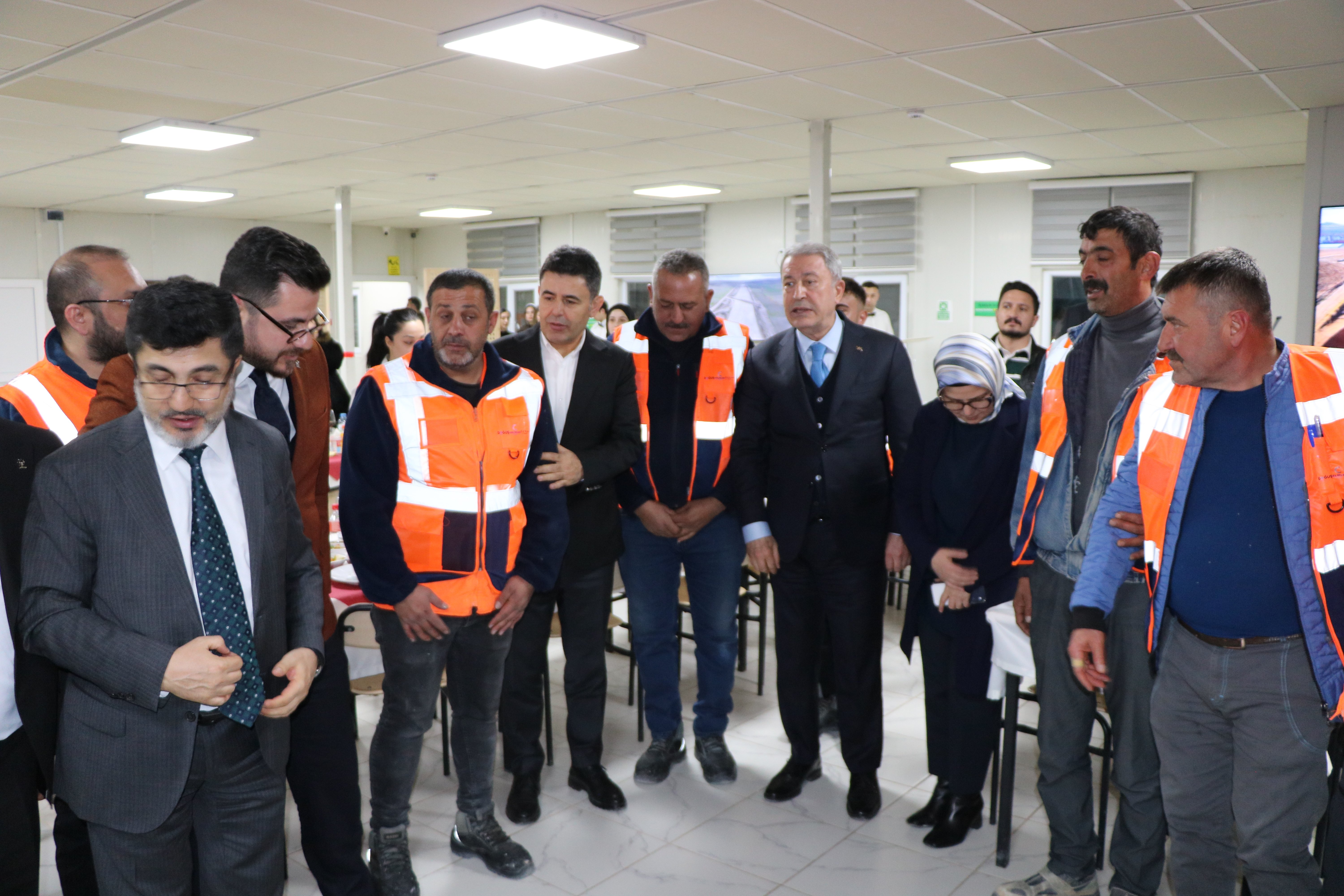 Hulusi Akar konuşmasını yaparken