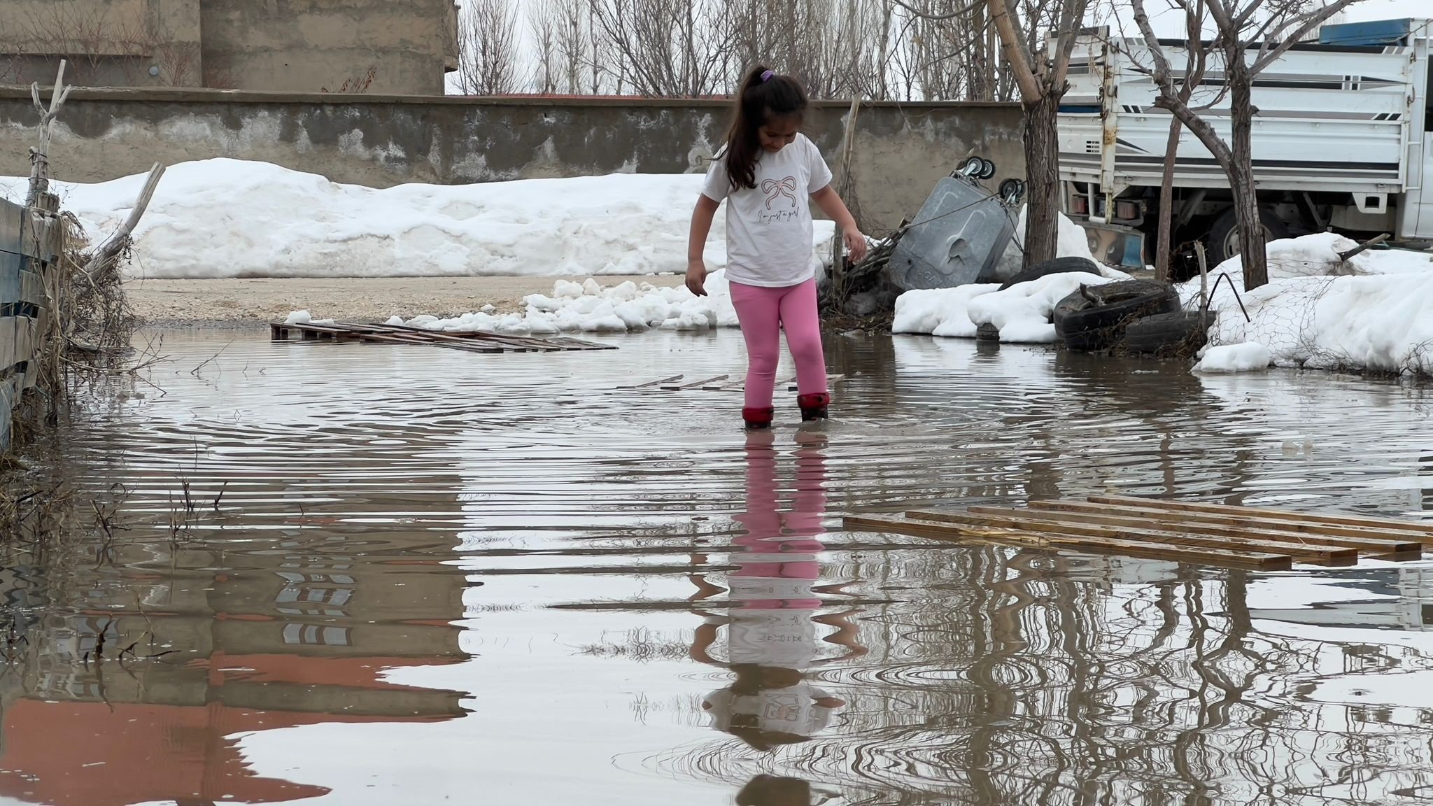 Yüksekova su baskını ev bahçesi
