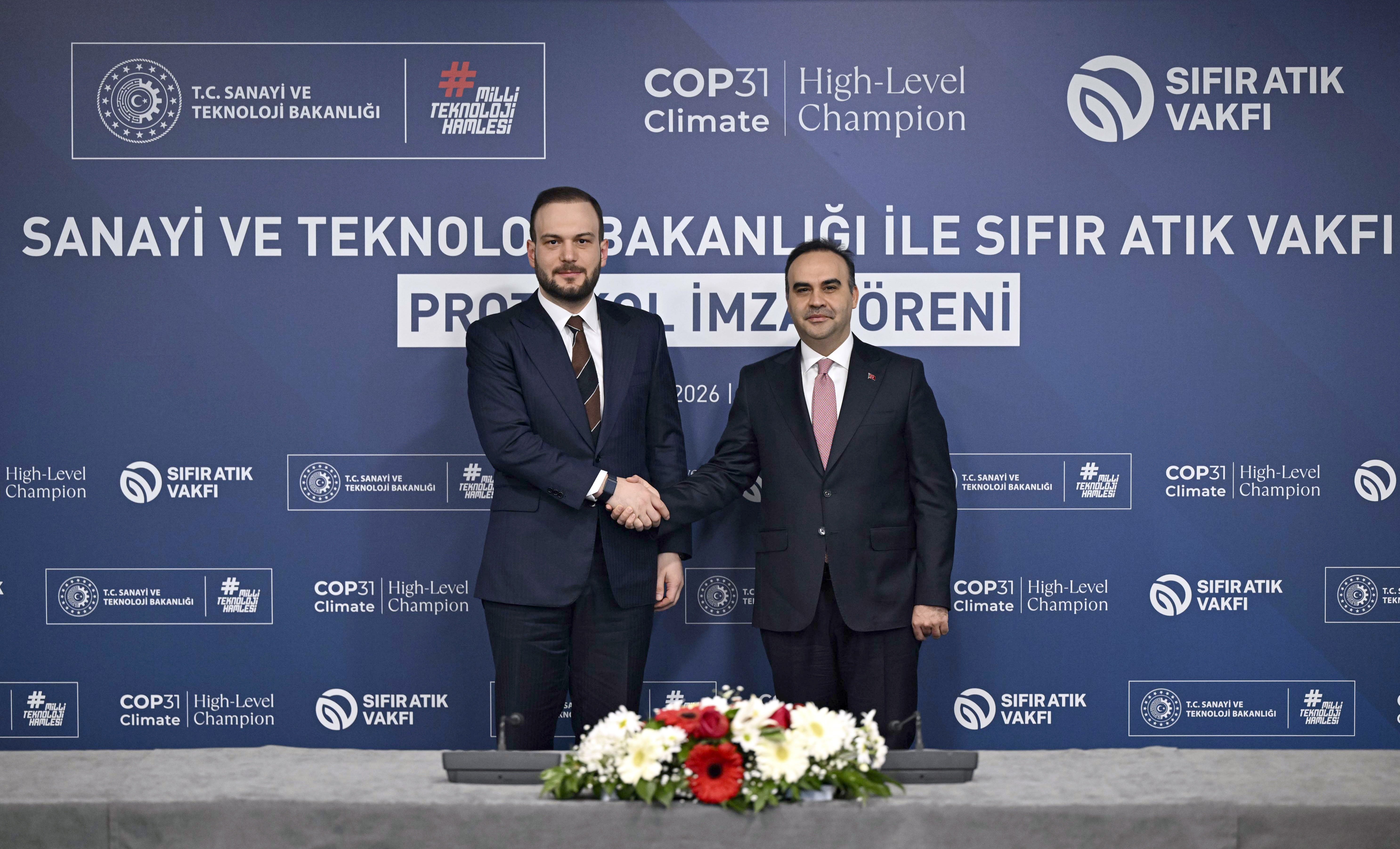 Sıfır Atık Vakfı Başkanı Samed Ağırbaş konuşma yapıyor