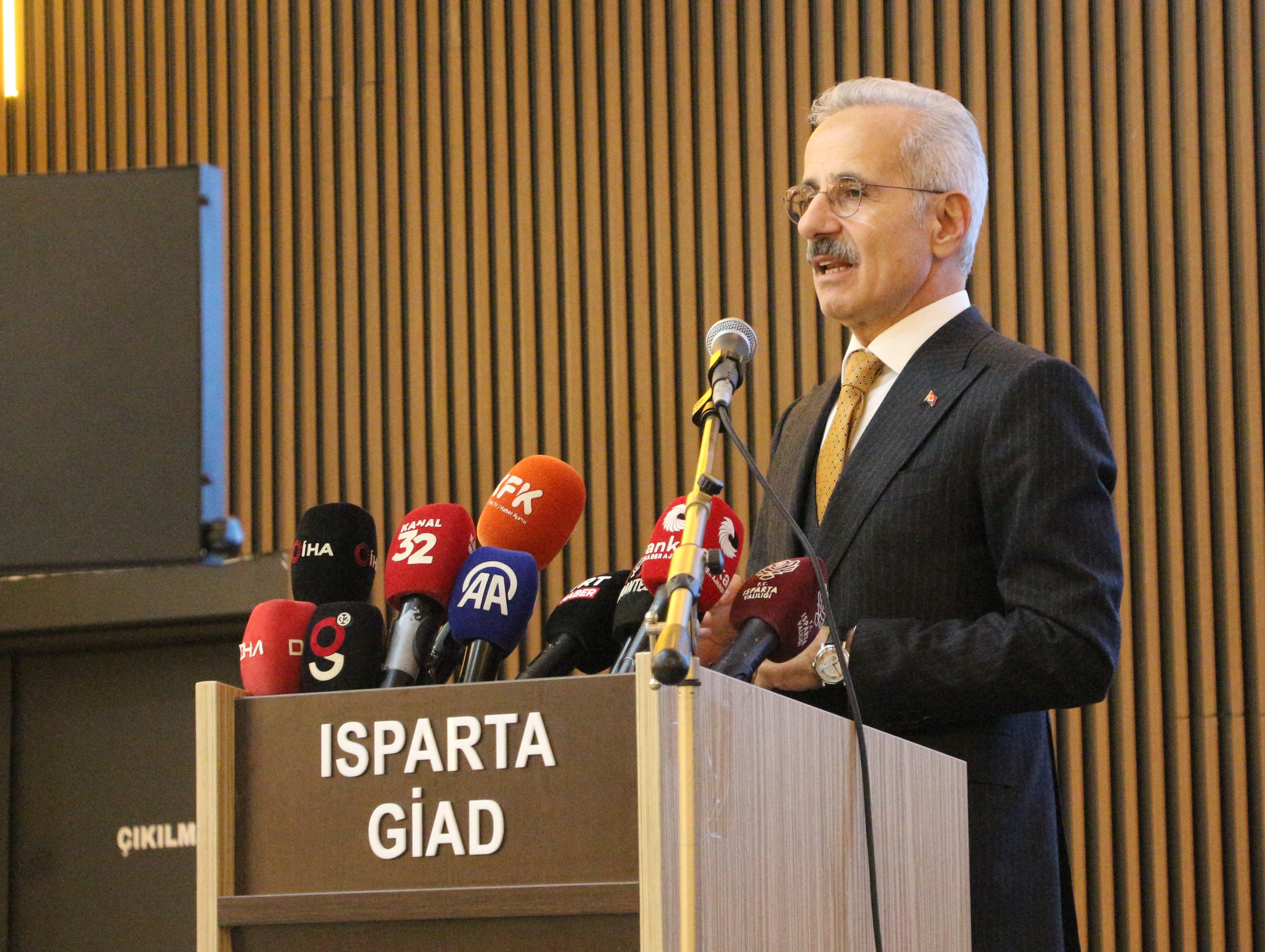 Bakan Uraloğlu iş insanlarıyla bir arada