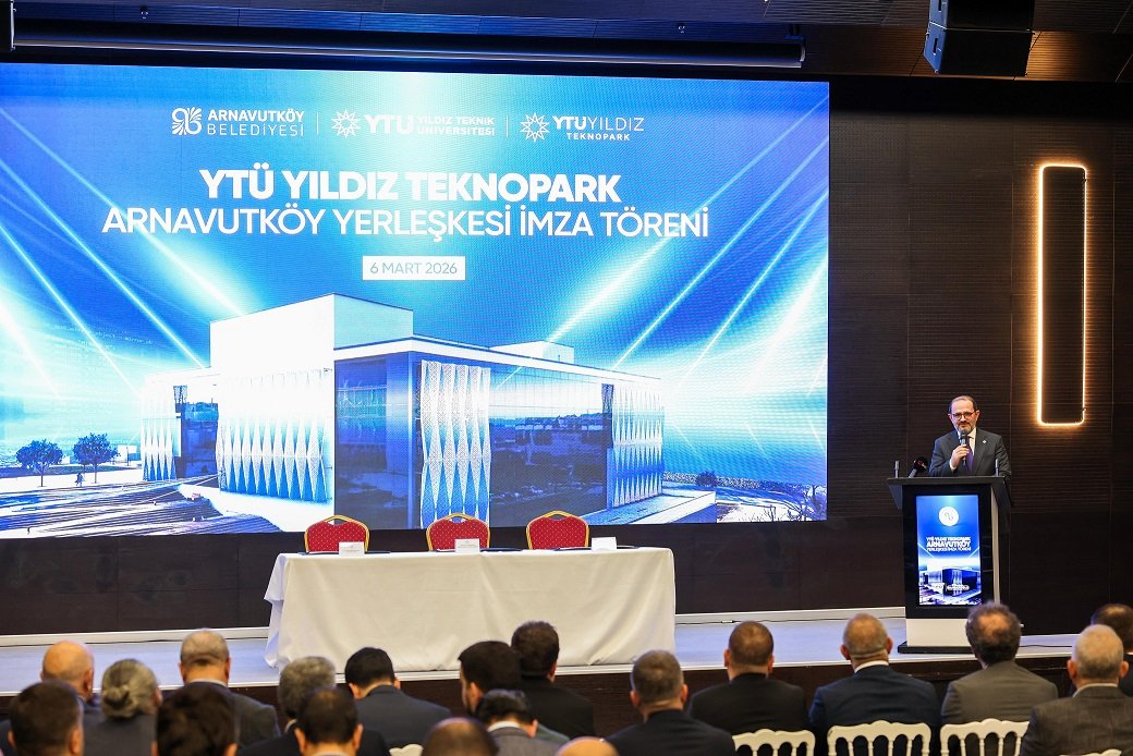 Yıldız Teknopark Genel Müdür Yardımcısı Yusuf Emre Holoğlu sunum yaparken