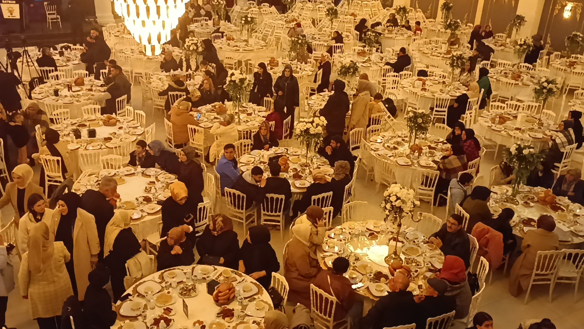 Bakan Vedat Işıkhan vatandaşlarla sohbet ediyor