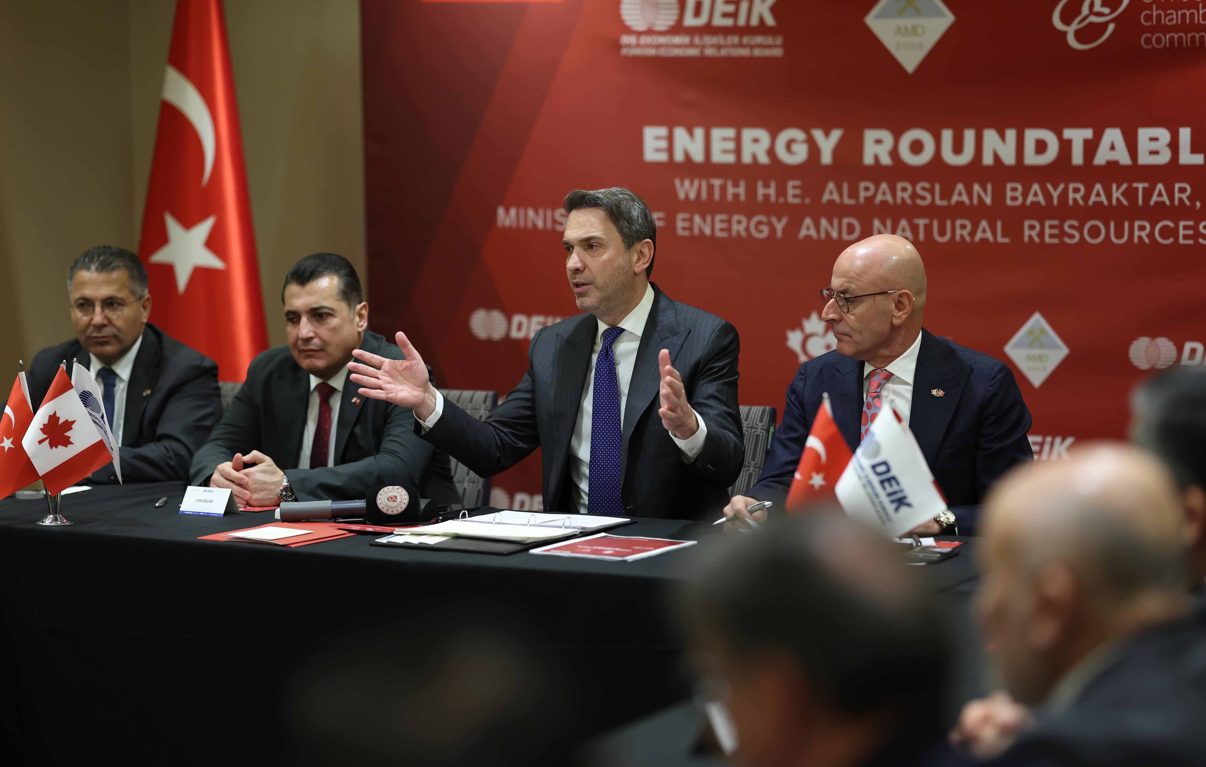 Bakan Bayraktar Kanada temasları