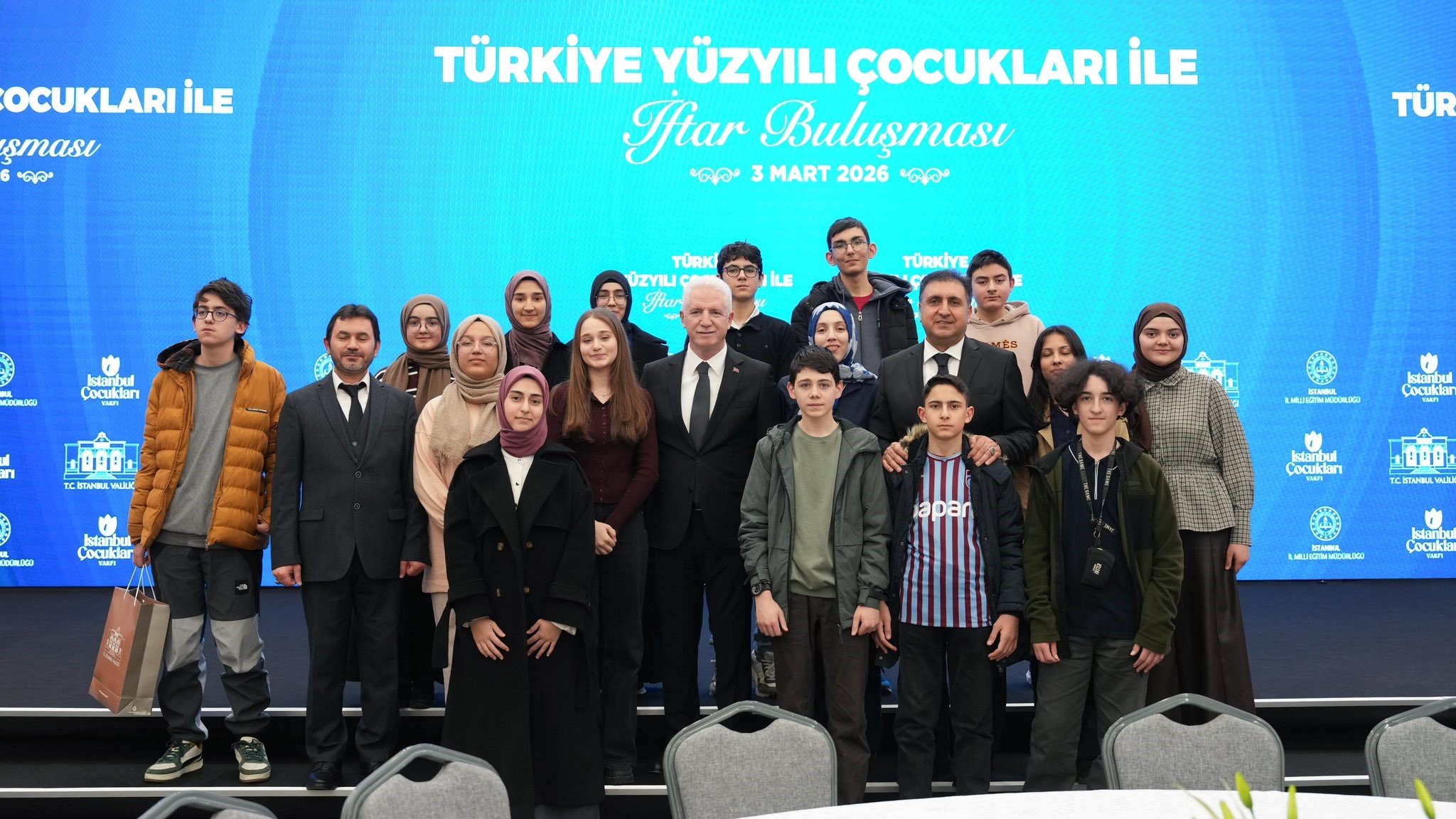 İstanbul Valisi Davut Gül öğrencilerle toplu fotoğraf