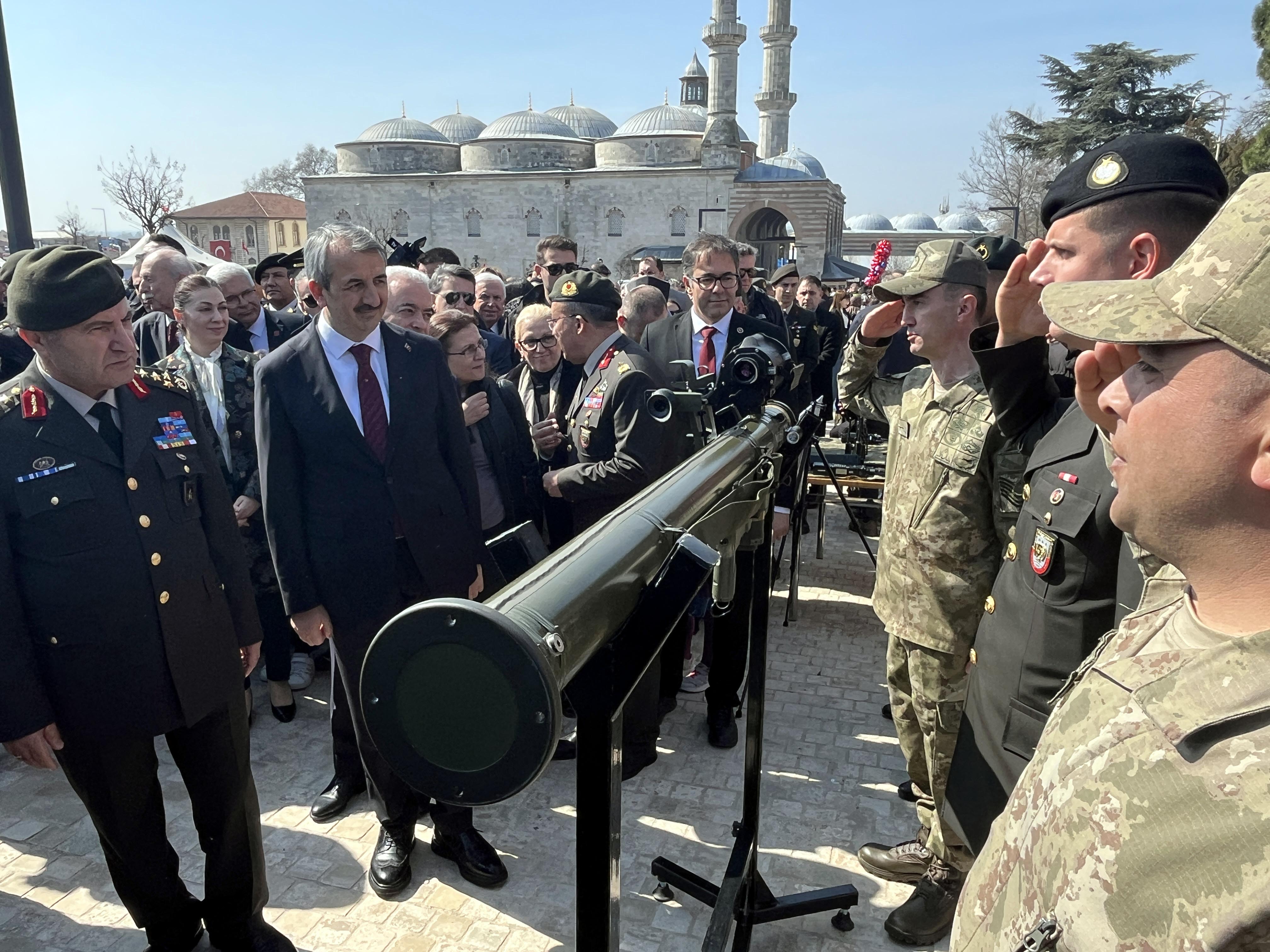 Vatandaşlar Savunma Sergisini Geziyor