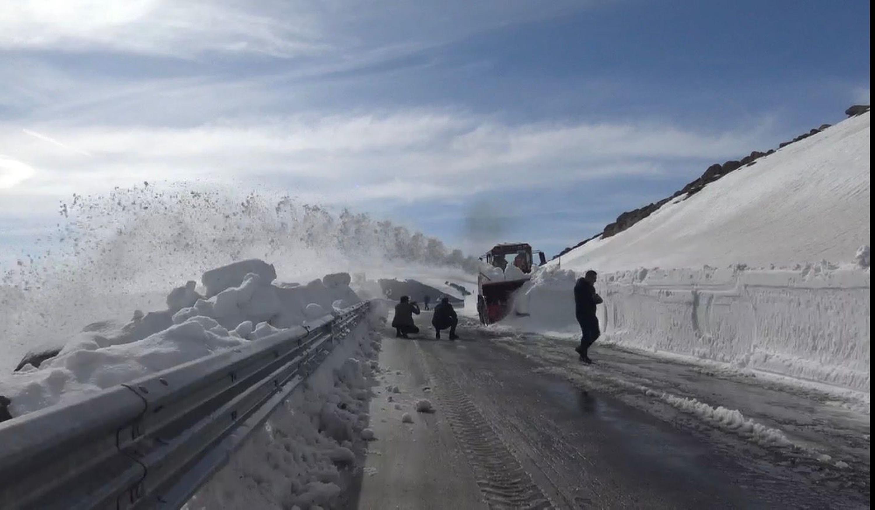 Karayolları ekipleri Bülbülan Geçidi