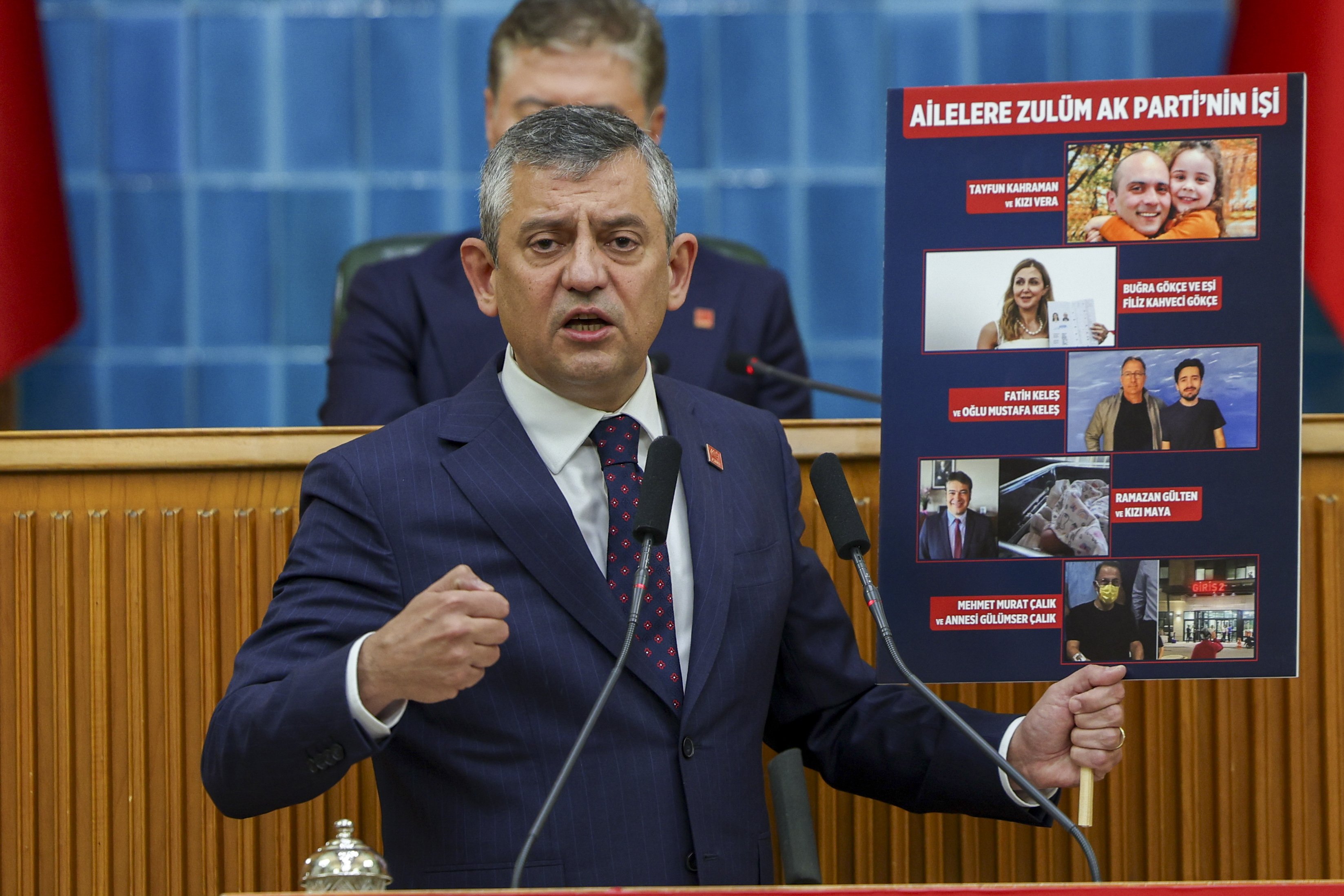 Özgür Özel kürsüde konuşuyor