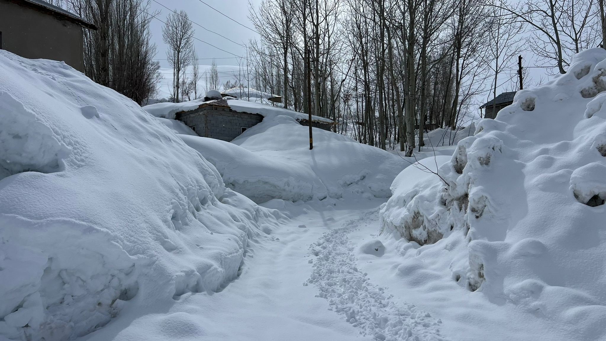 Yüksekova kar altında kalan evler