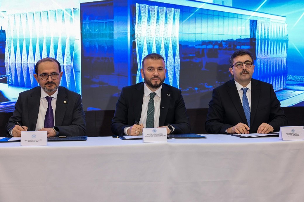 Arnavutköy Kaymakamı Mahmut Hersanlıoğlu konuşma yaparken