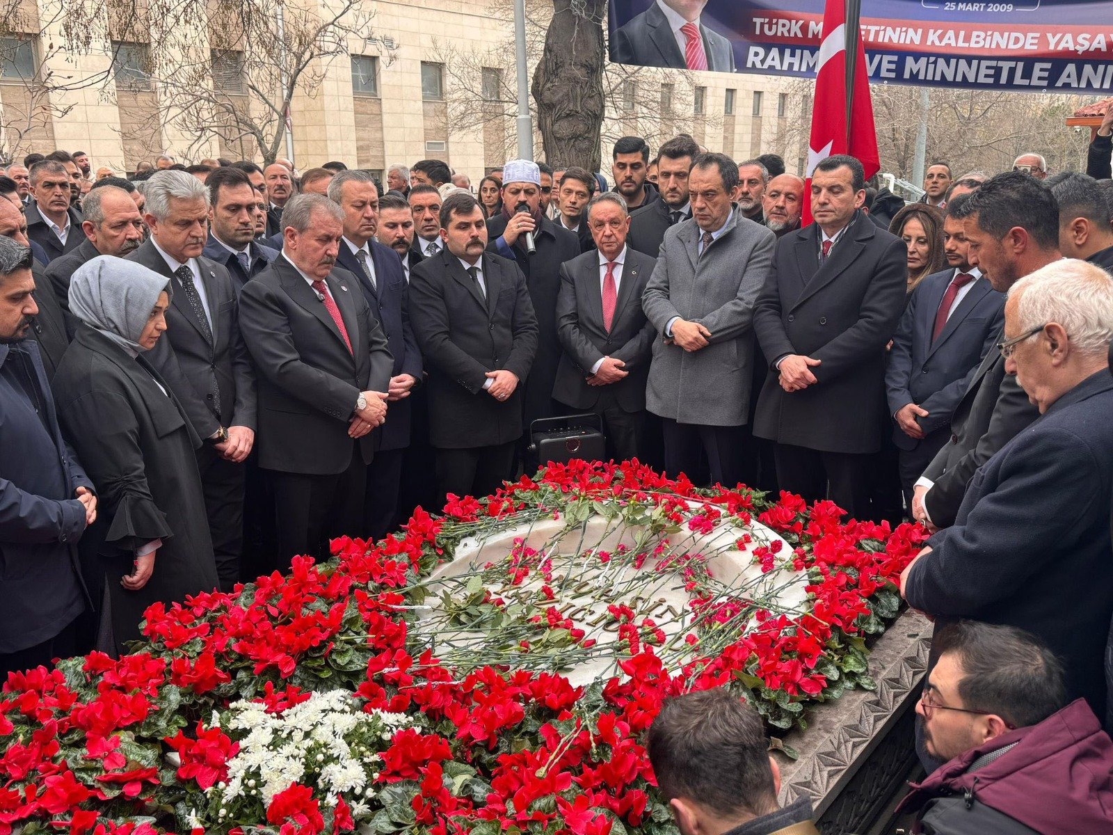 Mustafa Destici Muhsin Yazıcıoğlu mezarı başında