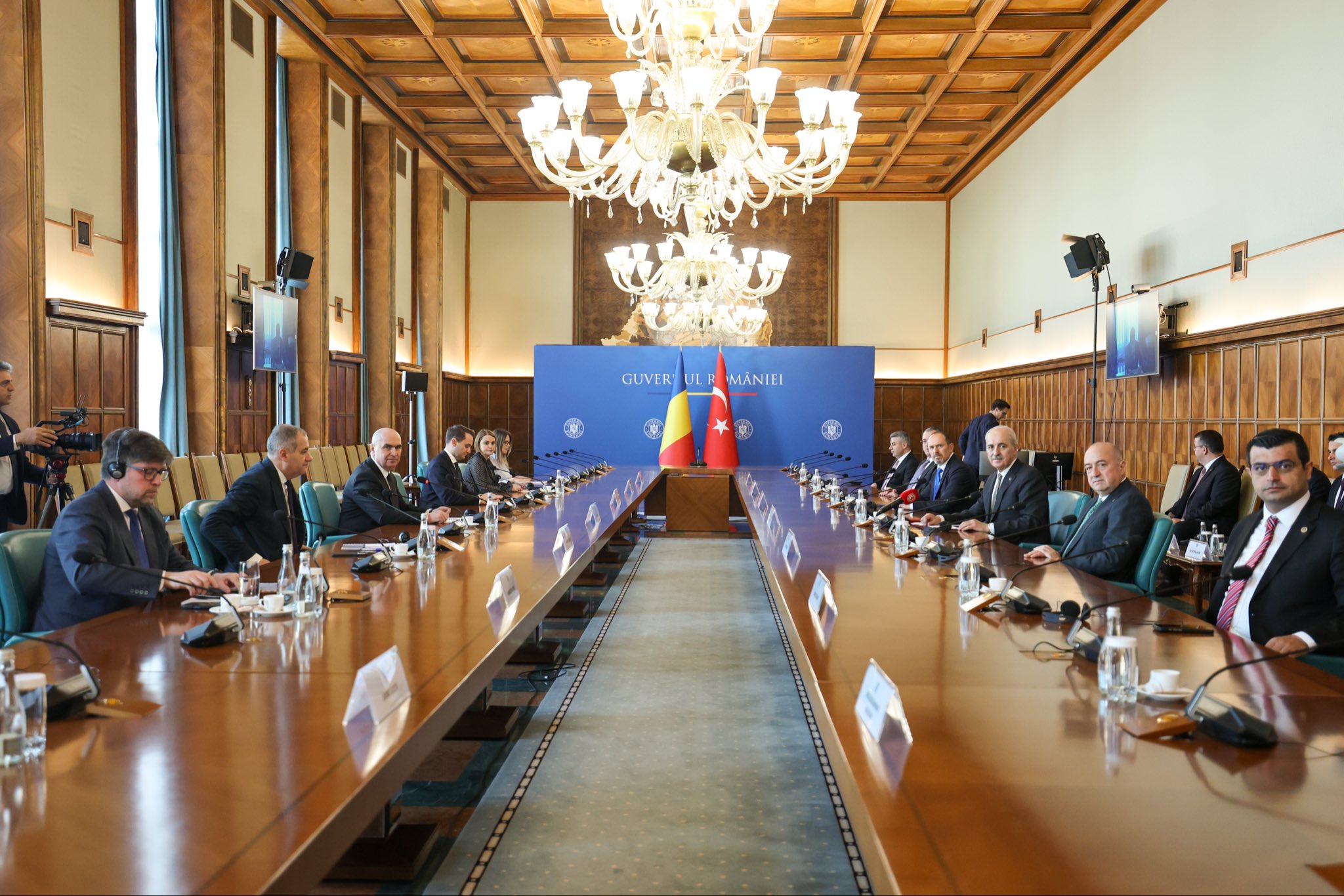 TBMM Başkanı Kurtulmuş Romanya Başbakanı Bolojan görüşmesi heyet