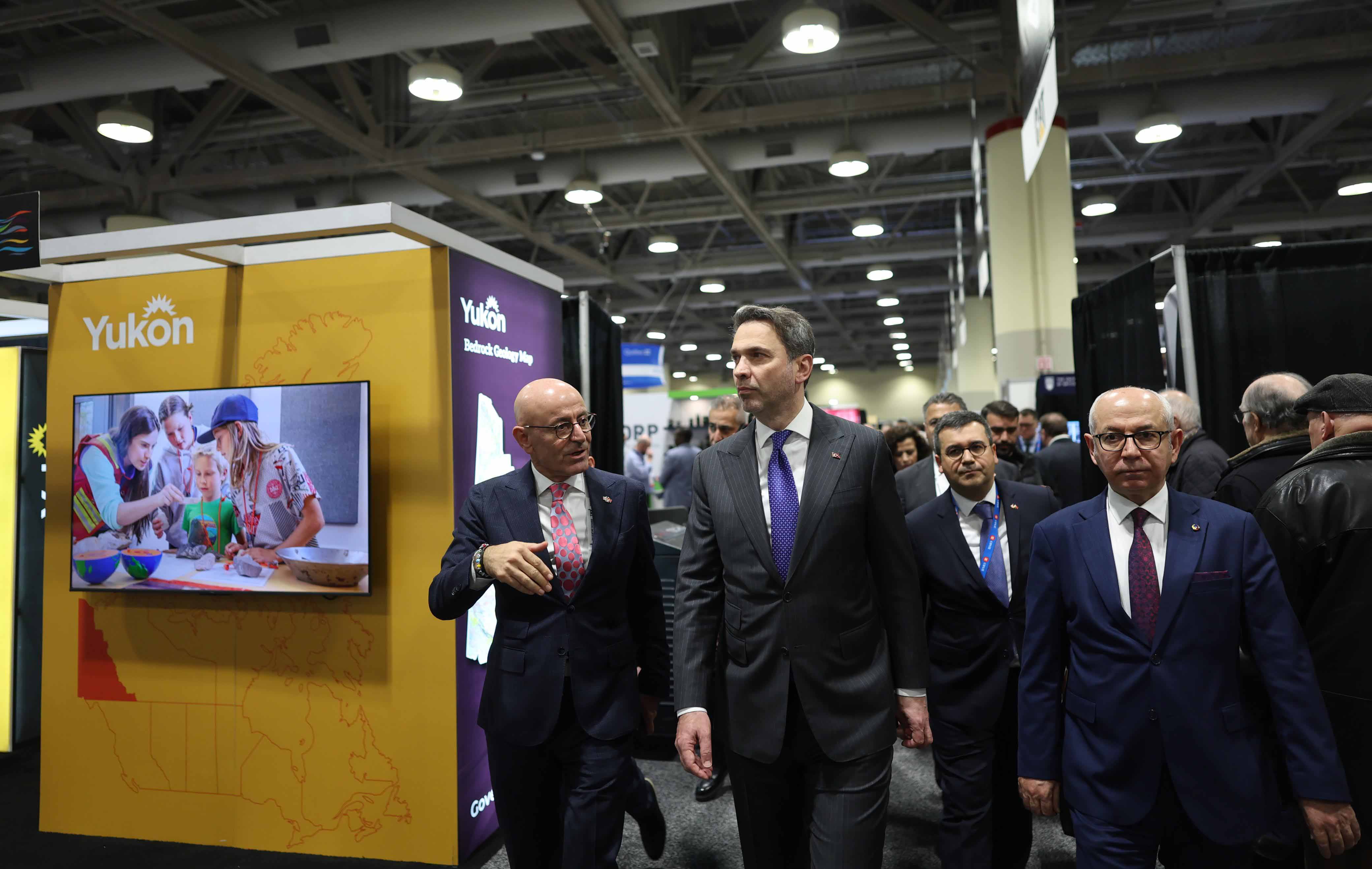 Bakan Bayraktar Kanada milletvekili Şima Açan