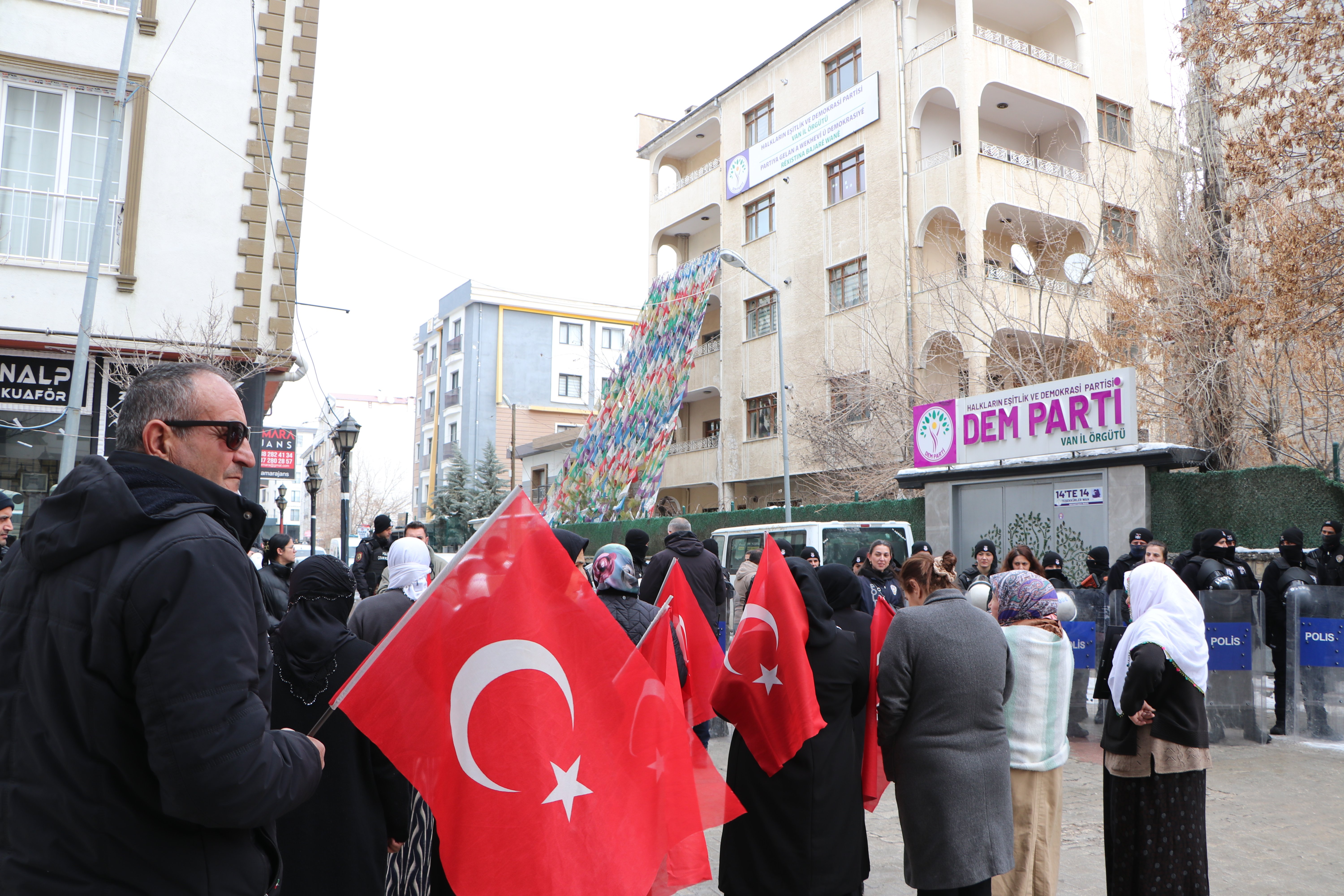 Van dağa kaçırılan çocuk aileleri fotoğraflarla eylem