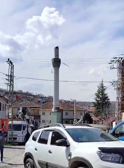 AFAD ekipleri Tokat depreminde hasar gören minareyi yıkıyor