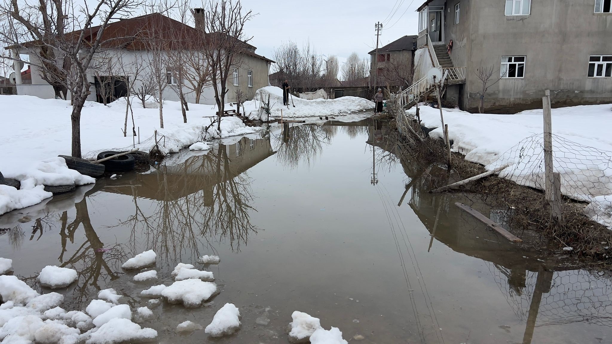 Yüksekova su baskını çocuk