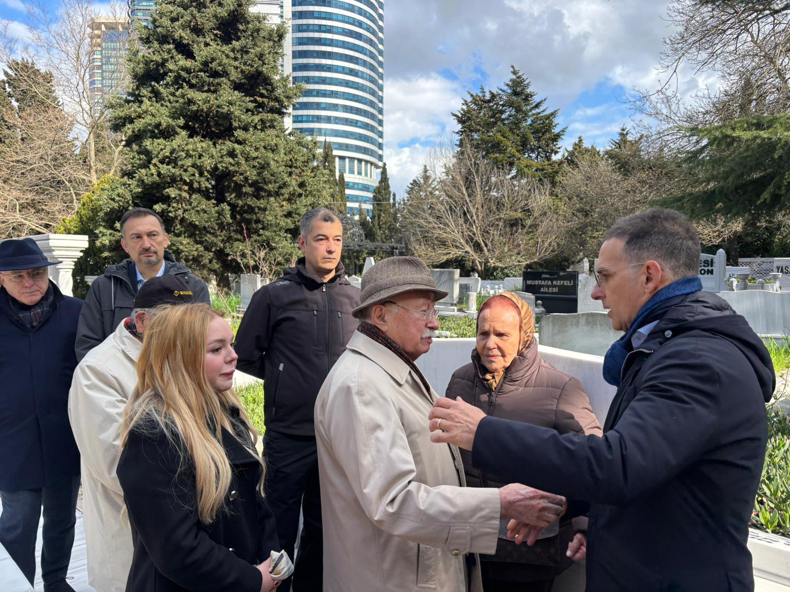 Oktay Ekşi konuşma yapıyor