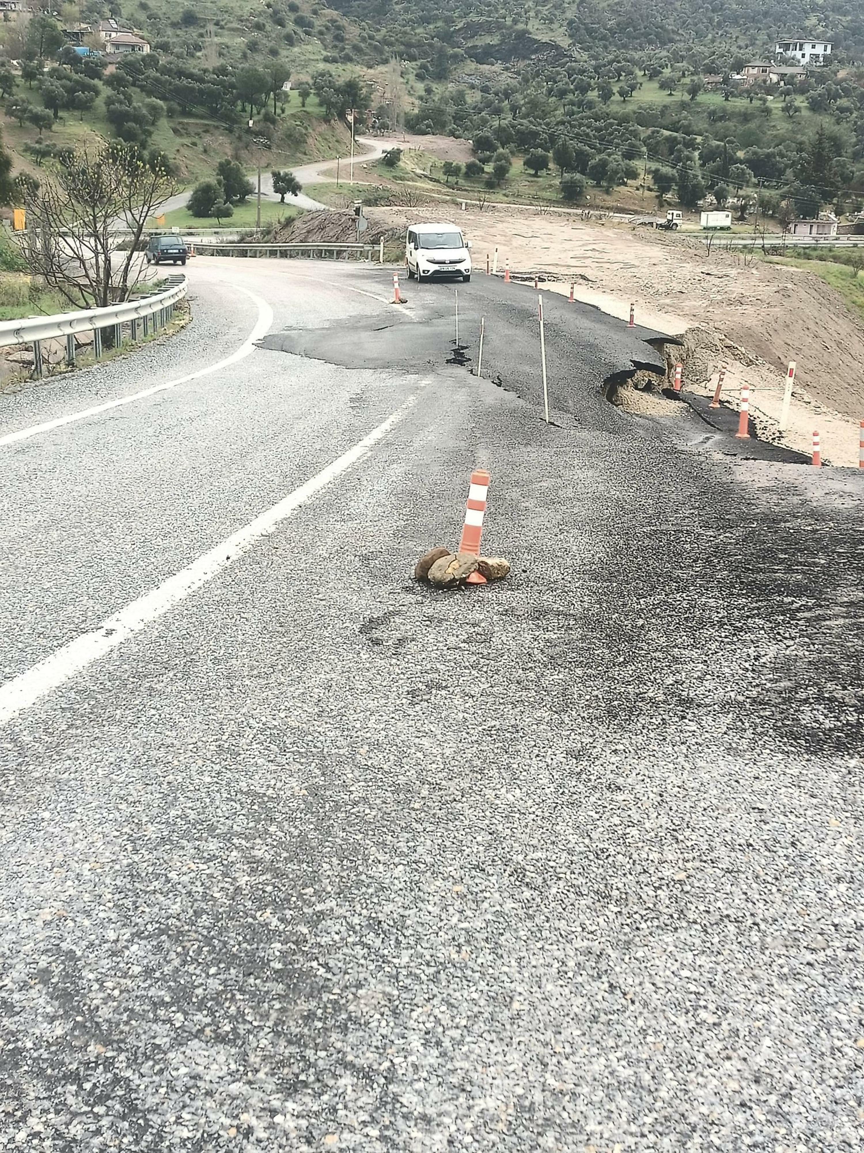 Aydın İncirliova toprak kayması karayolu çökmesi