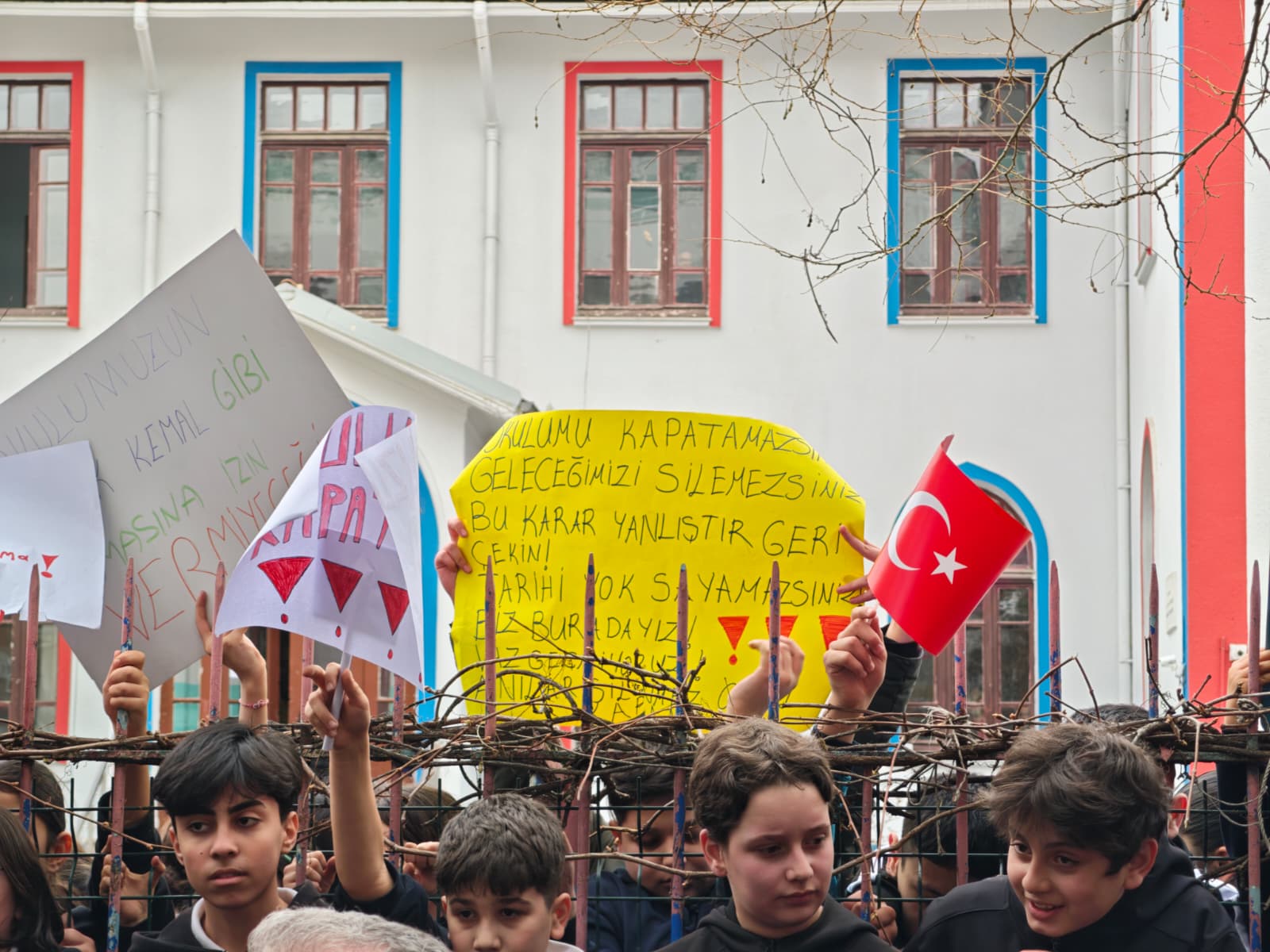 Mimar Kemal Ortaokulu öğrencileri protesto