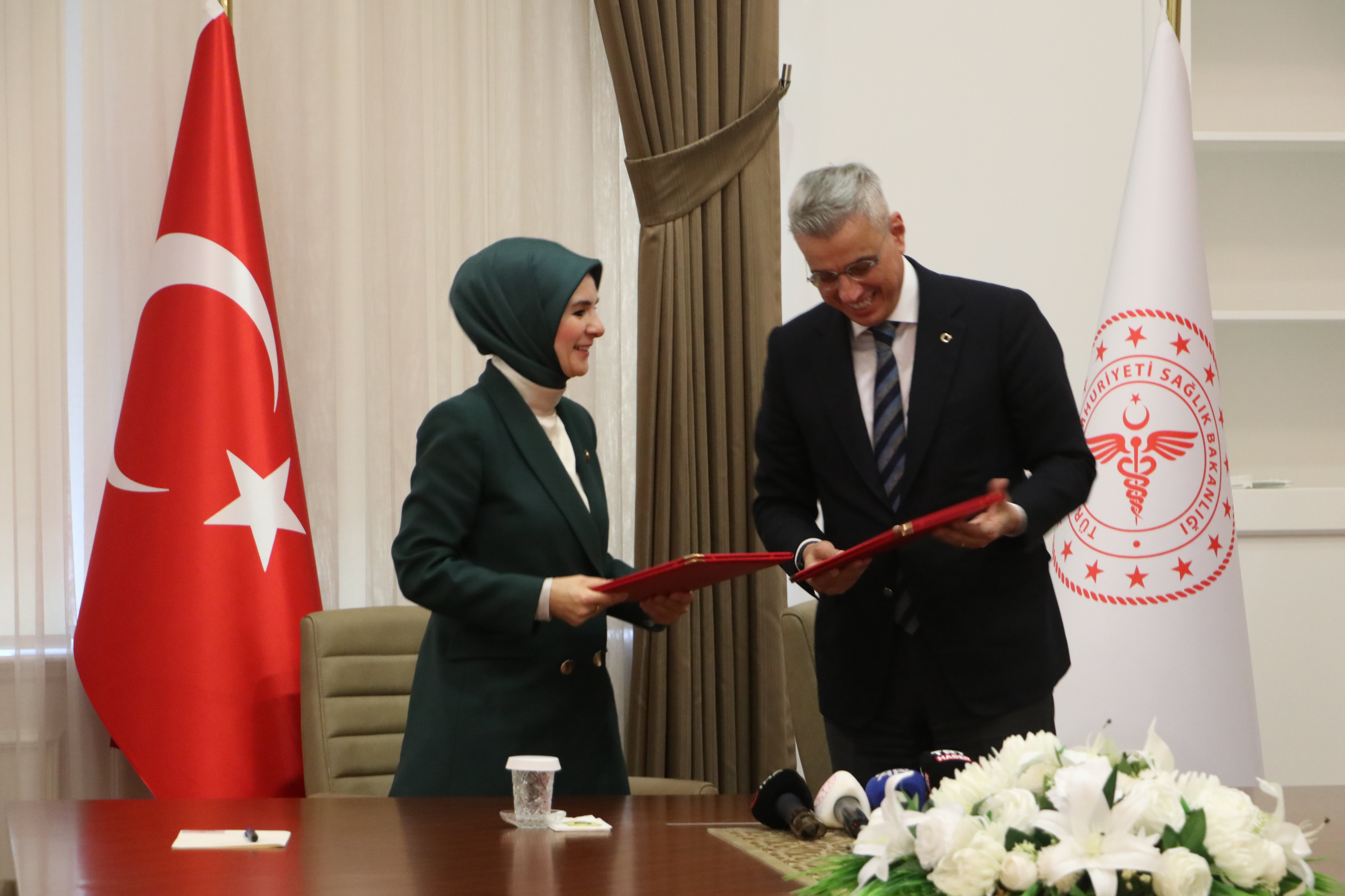 Sağlık Bakanı Kemal Memişoğlu ve Aile ve Sosyal Hizmetler Bakanı Mahinur Özdemir Göktaş protokol imzalıyor
