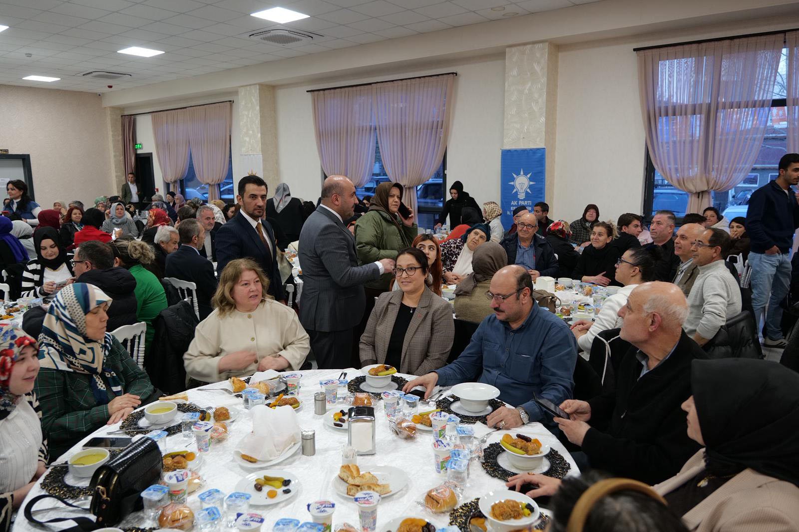 Mahir Ünal ve partililer