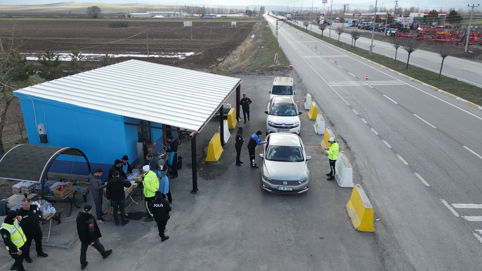 Sürücüler polis ikramını alıyor