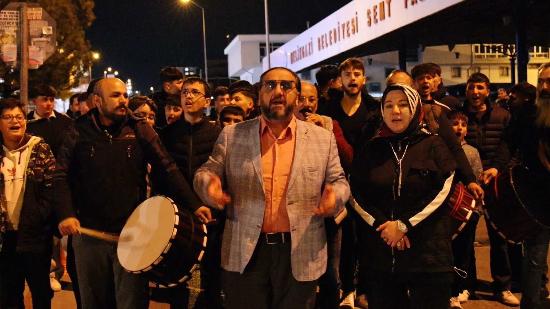 Mahalle sakinleri camlardan ilahiye eşlik ediyor