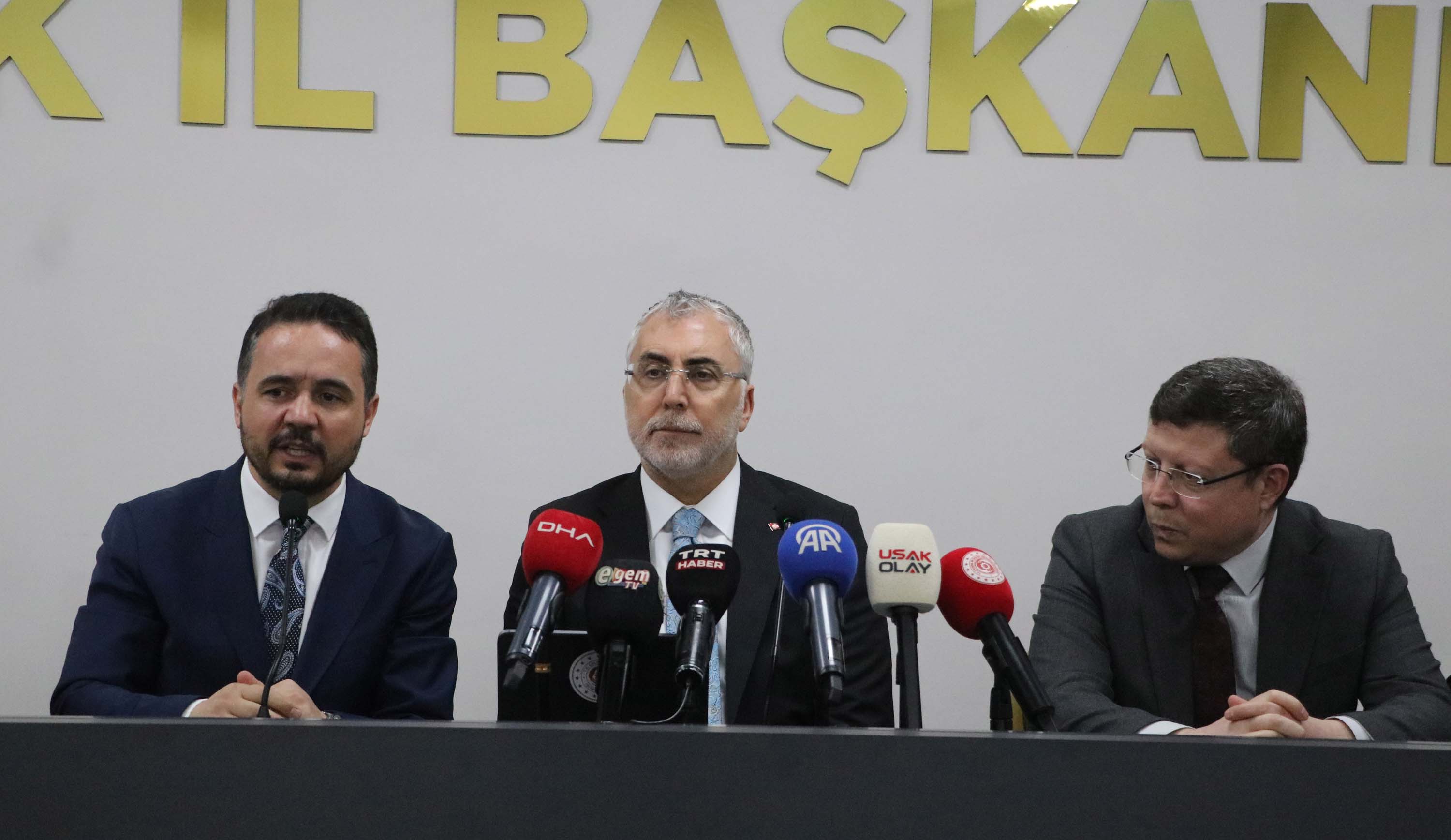 Bakan Vedat Işıkhan AK Parti Uşak İl Başkanlığında