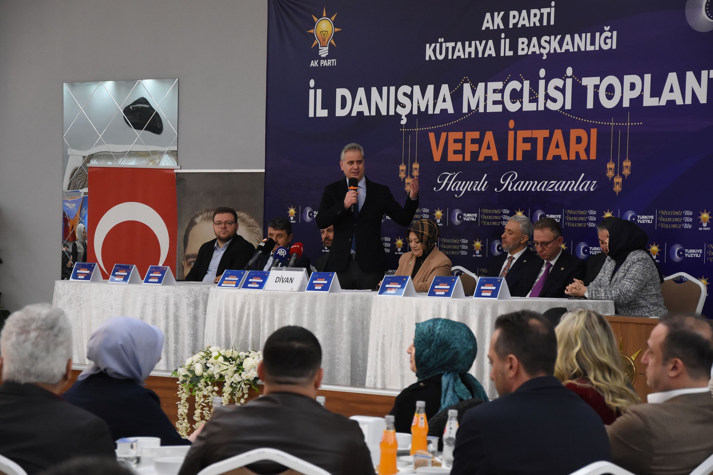 AK Partili Hasan Basri Yalçın konuşma yaparken