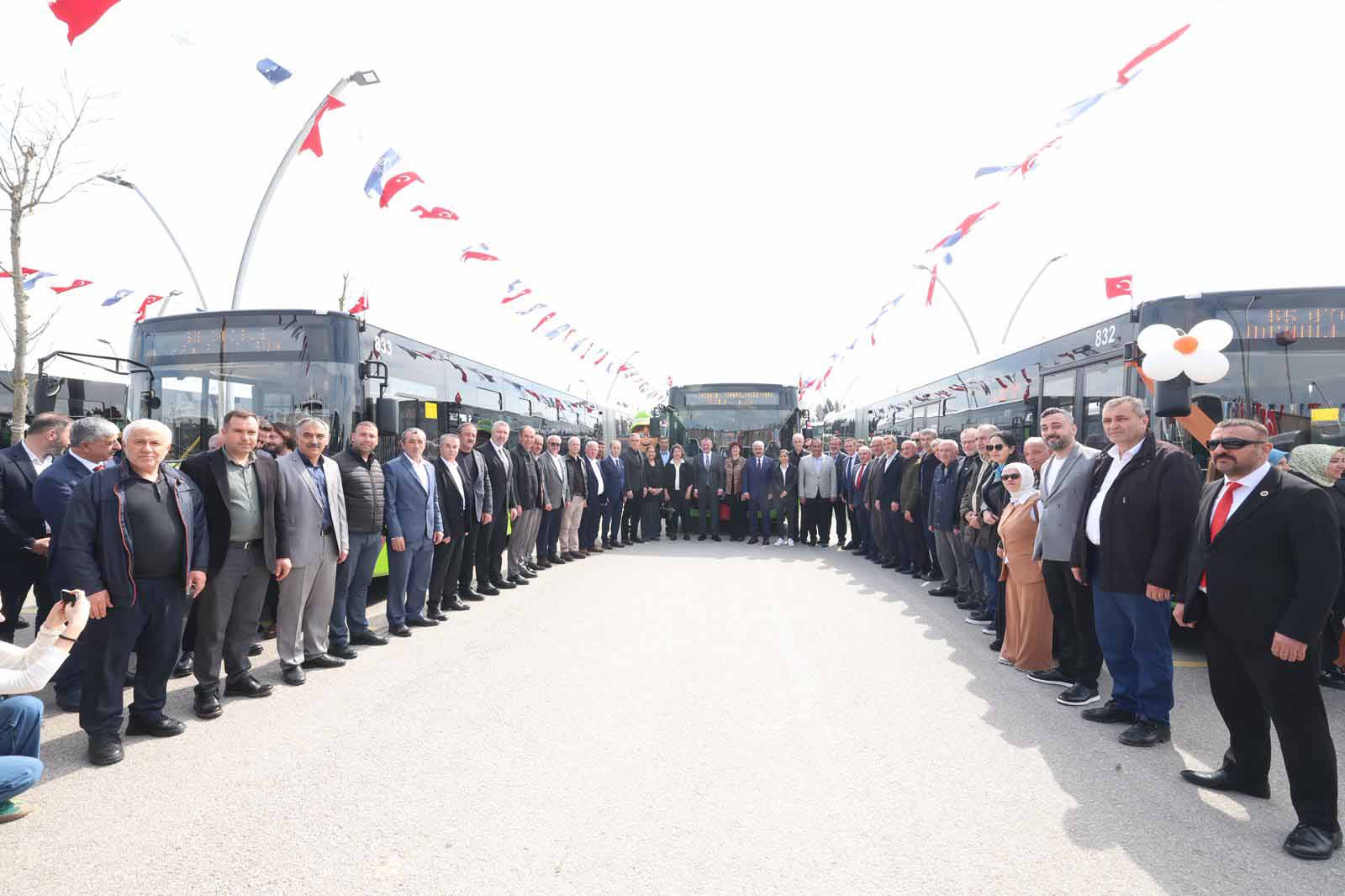 Kocaeli Büyükşehir Belediye Başkanı Tahir Büyükakın yeni otobüs filosu