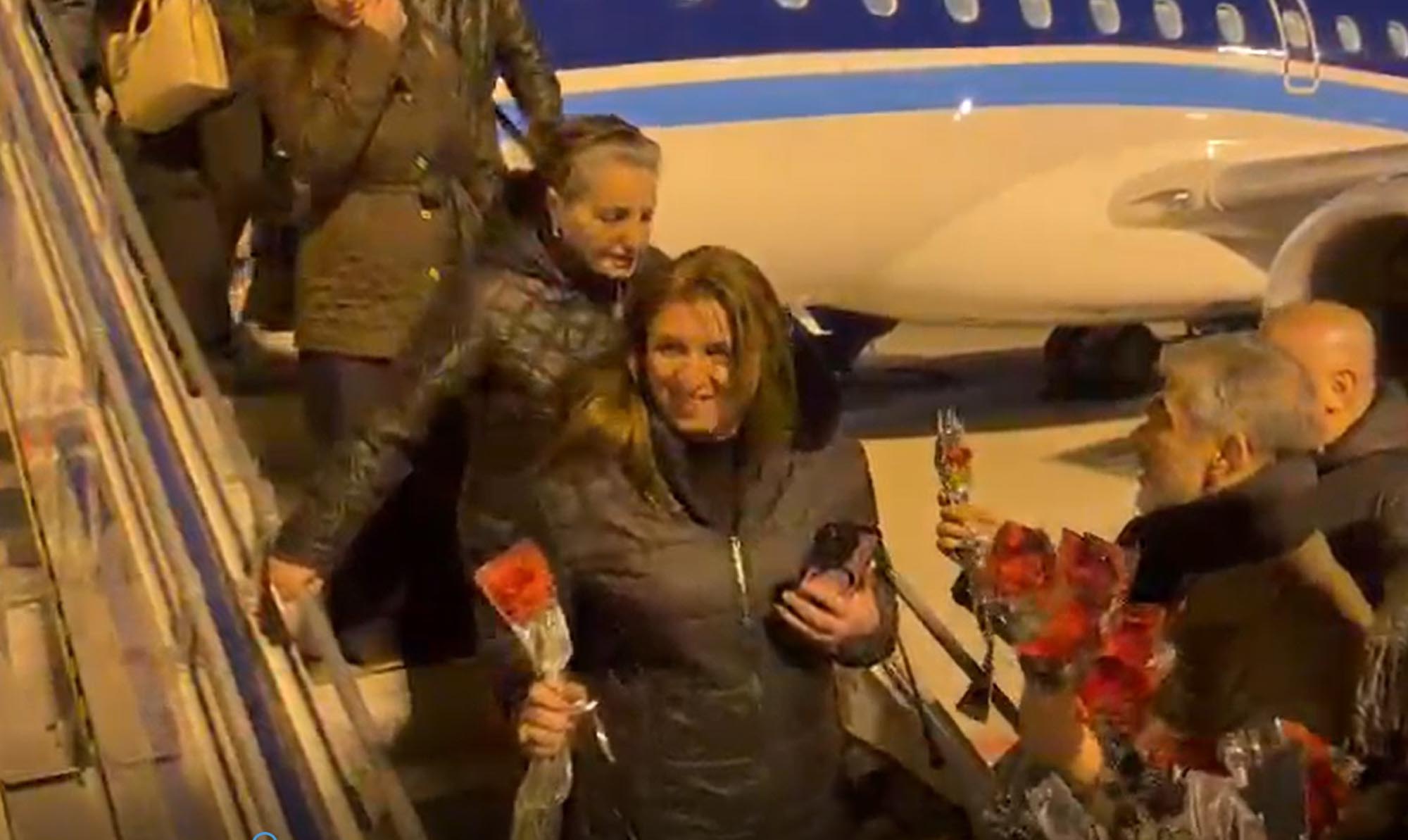 Iğdır protokolü Nahçıvanlı yolcuları karşılıyor