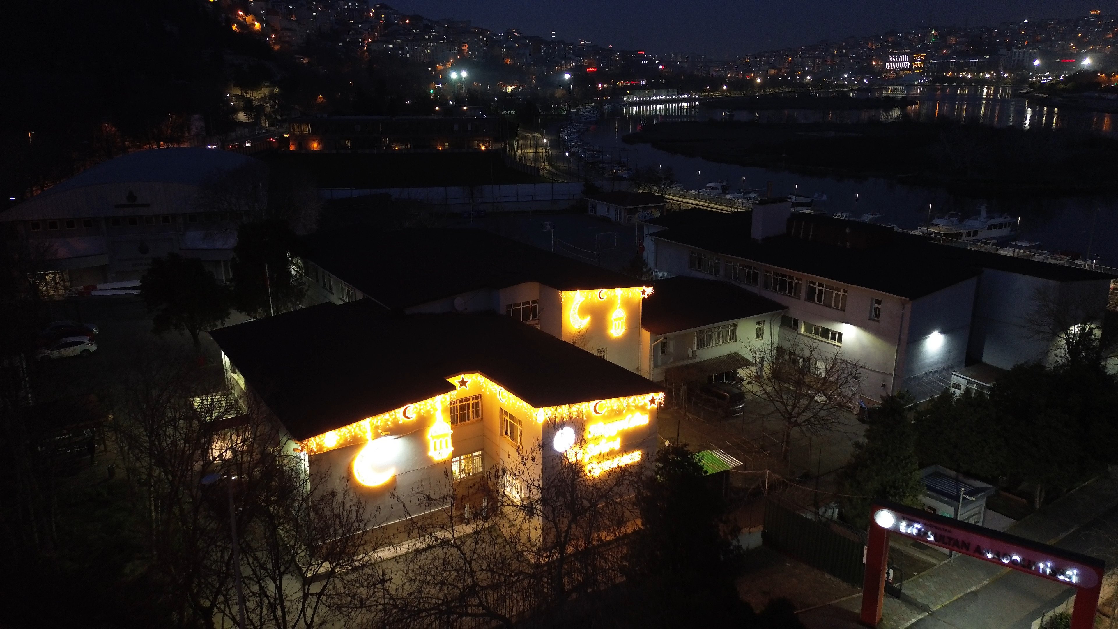 Eyüp Anadolu Lisesi Ramazan ışıklandırması