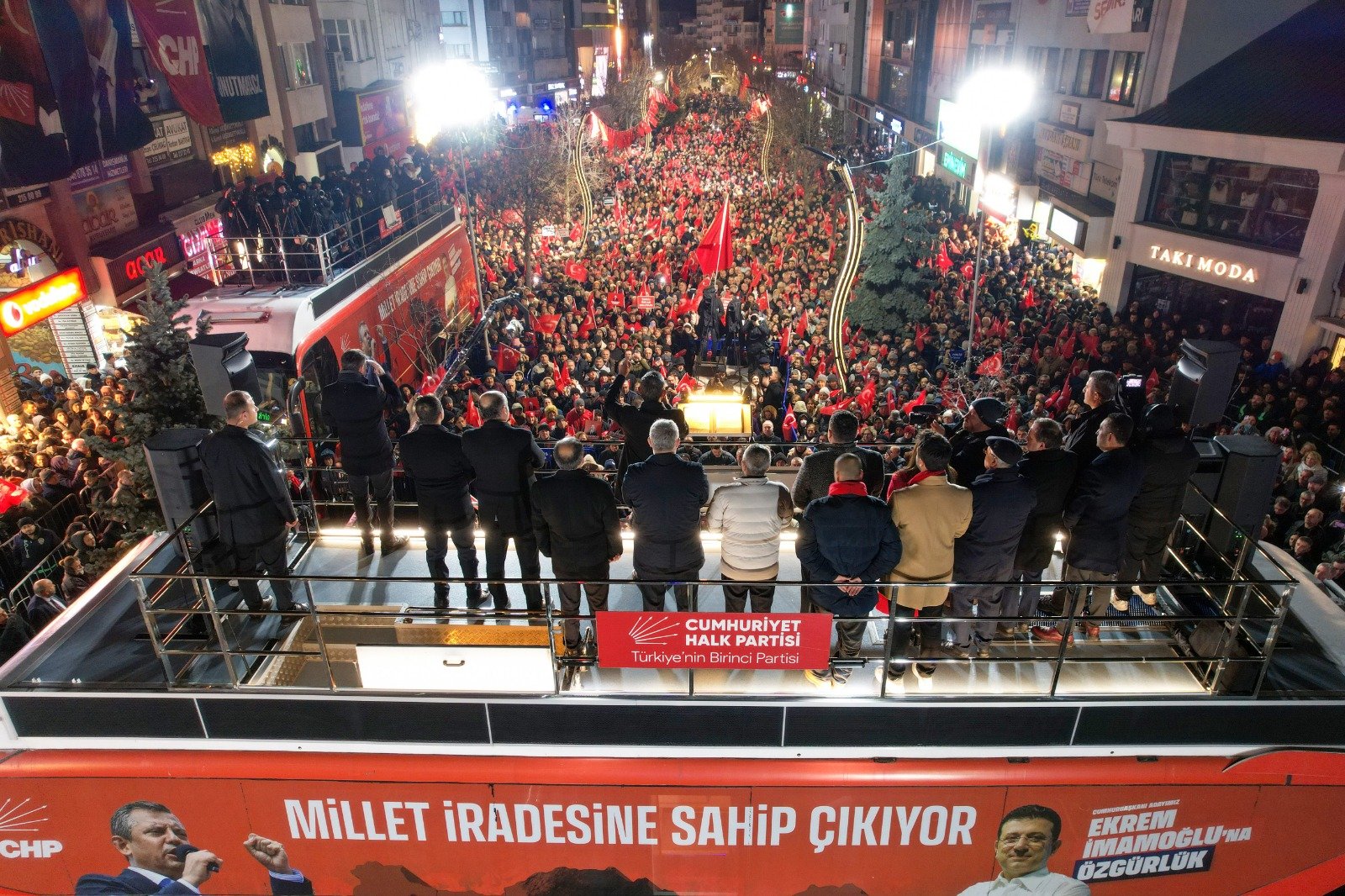 Özgür Özel iftar yemeğinde konuşuyor