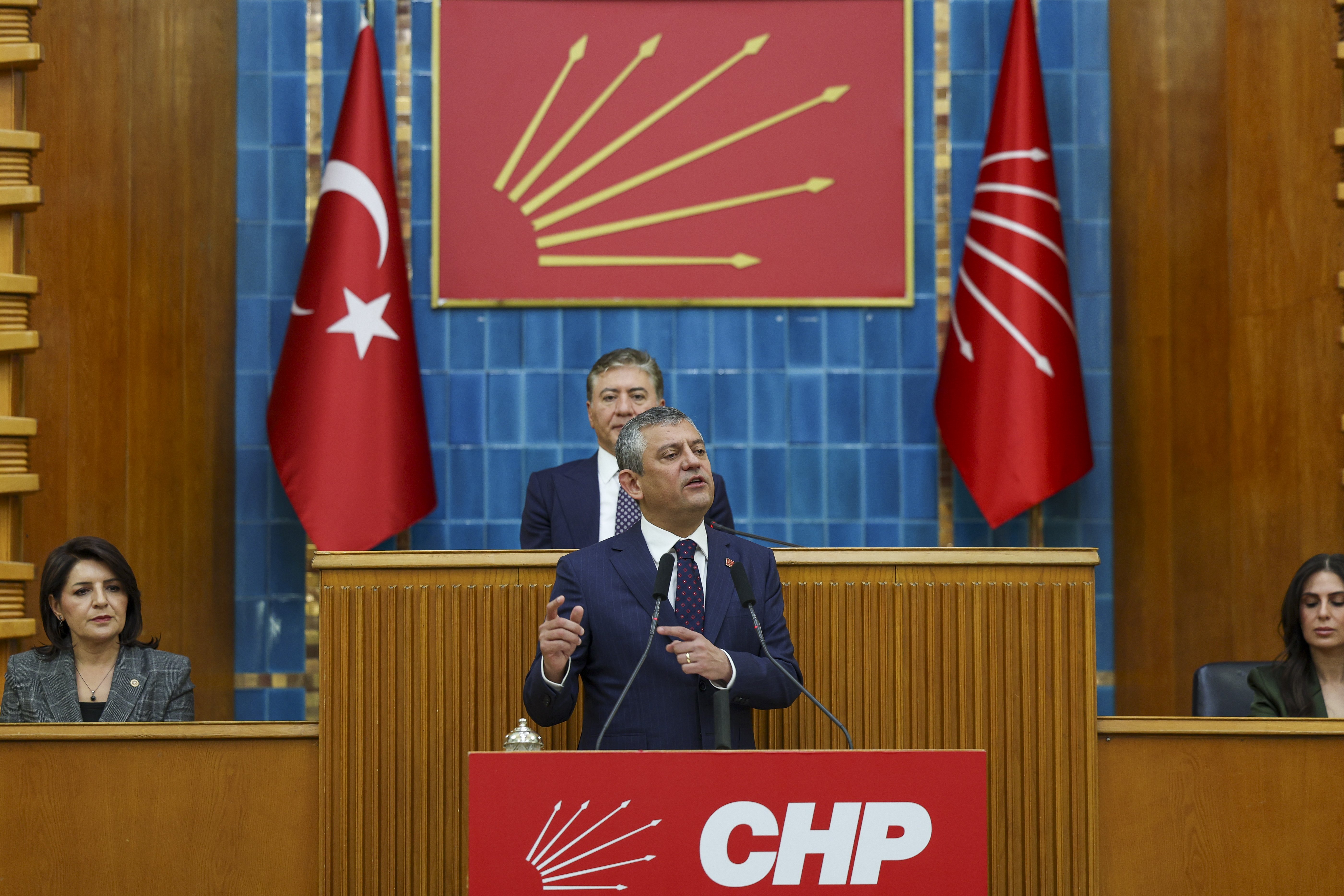 Özgür Özel konuşma yapıyor