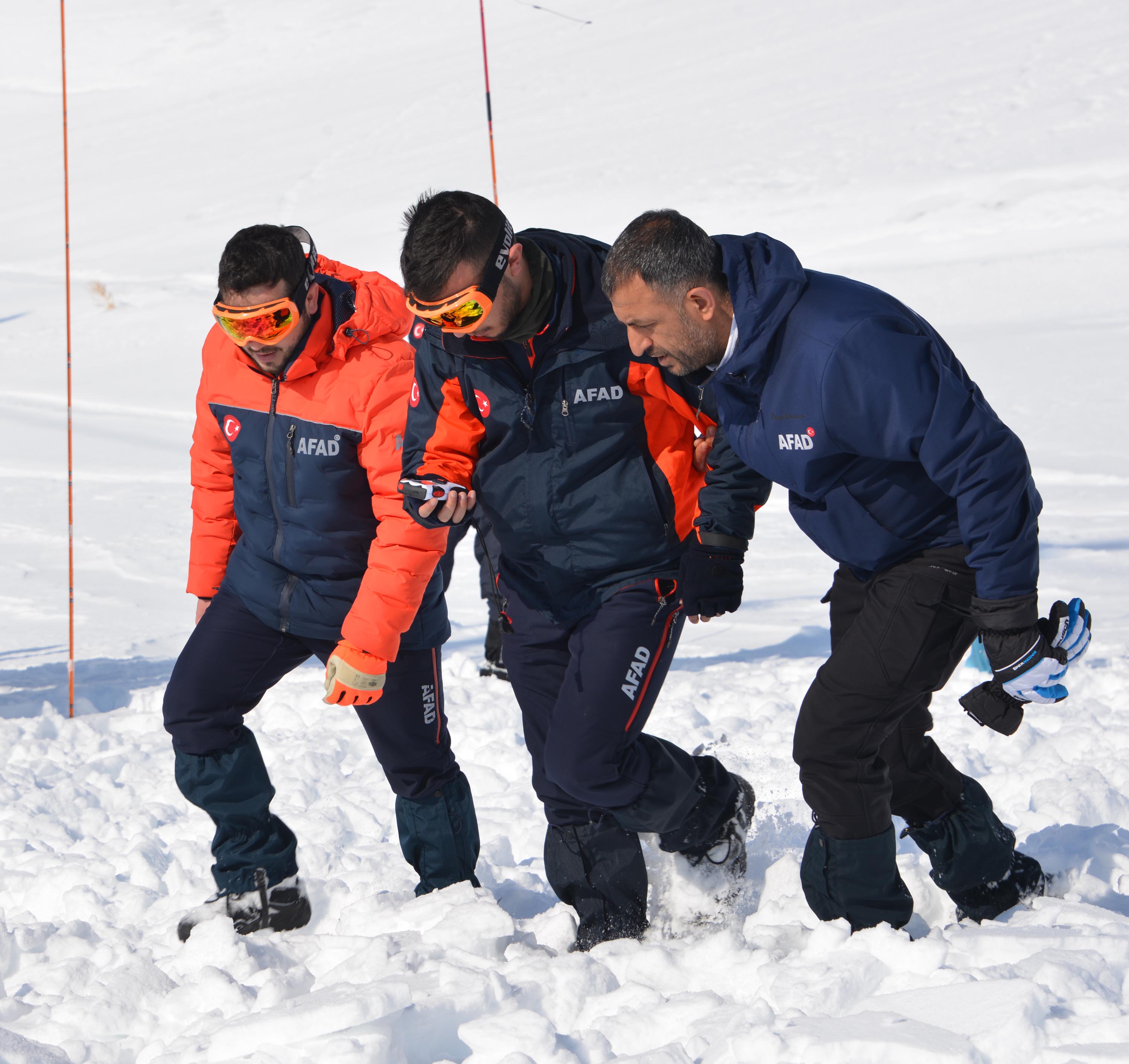 AFAD personeli sonda ile arama yapıyor
