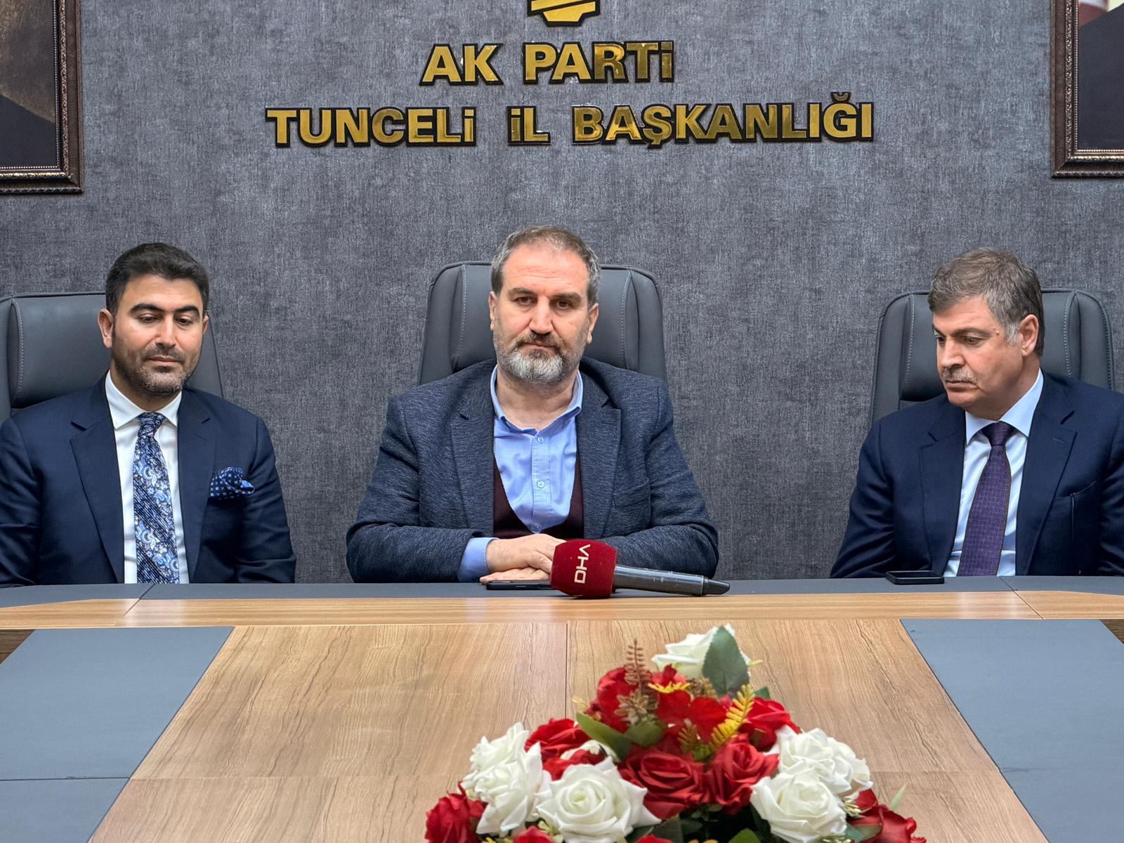 AK Partili Mustafa Şen konuşma yapıyor