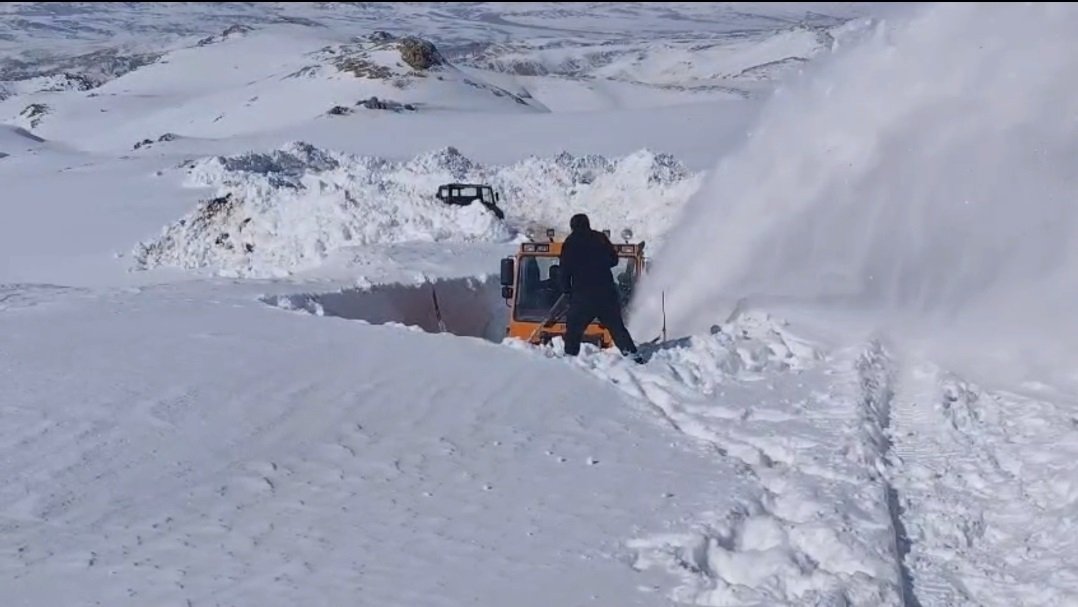 Van Başkale kar altında askeri yol