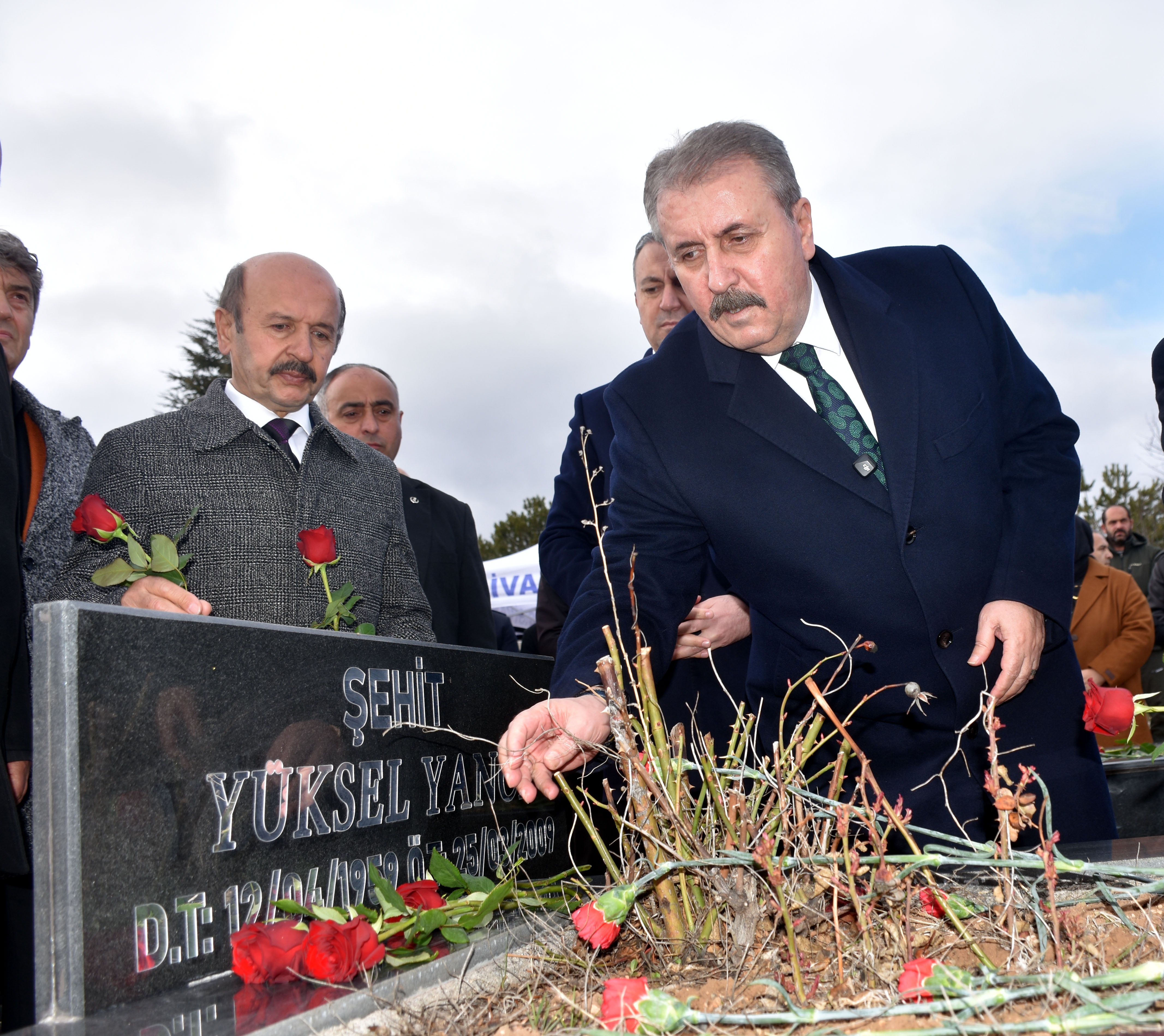 Mustafa Destici mezarlık ziyareti